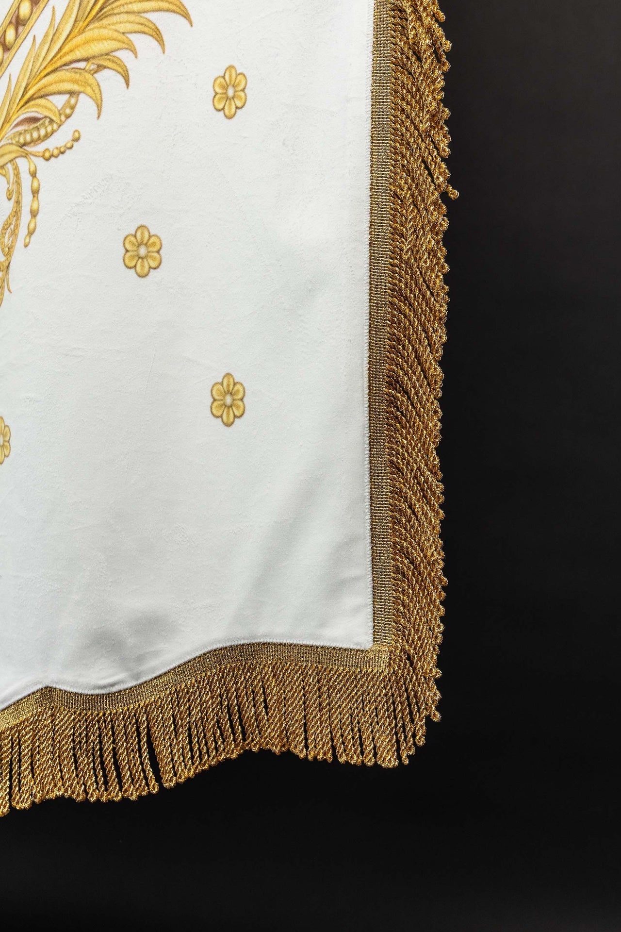 Chorągiew drukowana dwustronna z wizerunkiem Matki Bożej Wniebowziętej i monogramem - SZATYLITURGICZNE.PL