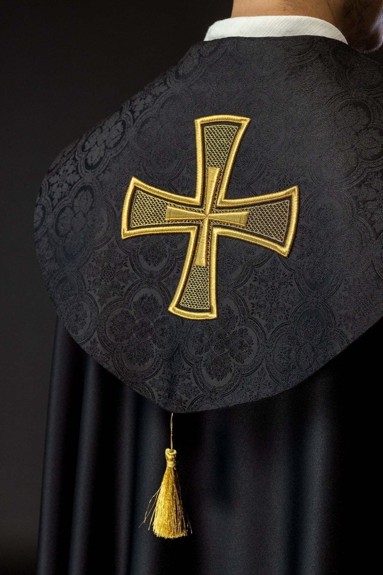 Czarna kapa liturgiczna z złotym haftem krzyża na żakardzie - SZATYLITURGICZNE.PL