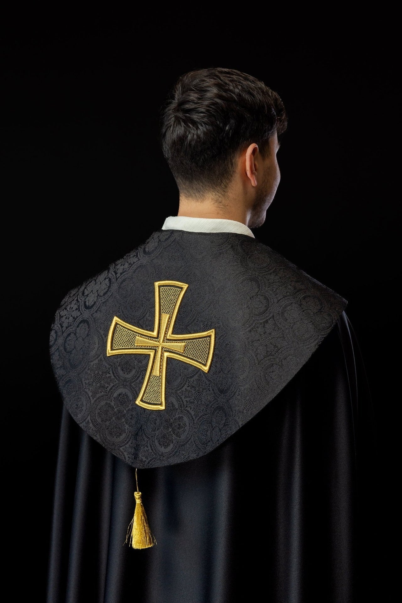 Czarna kapa liturgiczna z złotym haftem krzyża na żakardzie - SZATYLITURGICZNE.PL