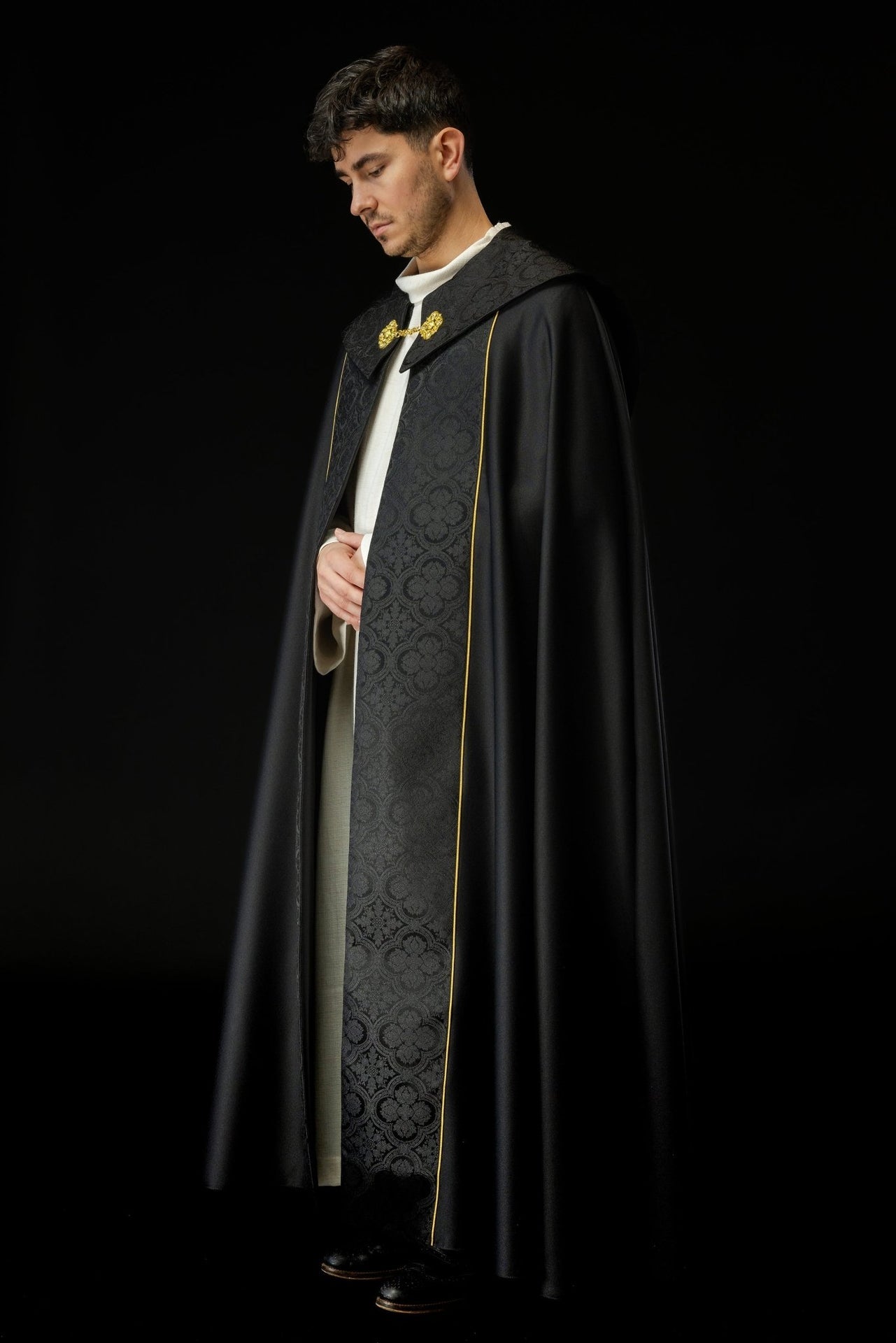 Czarna kapa liturgiczna z złotym haftem krzyża na żakardzie - SZATYLITURGICZNE.PL