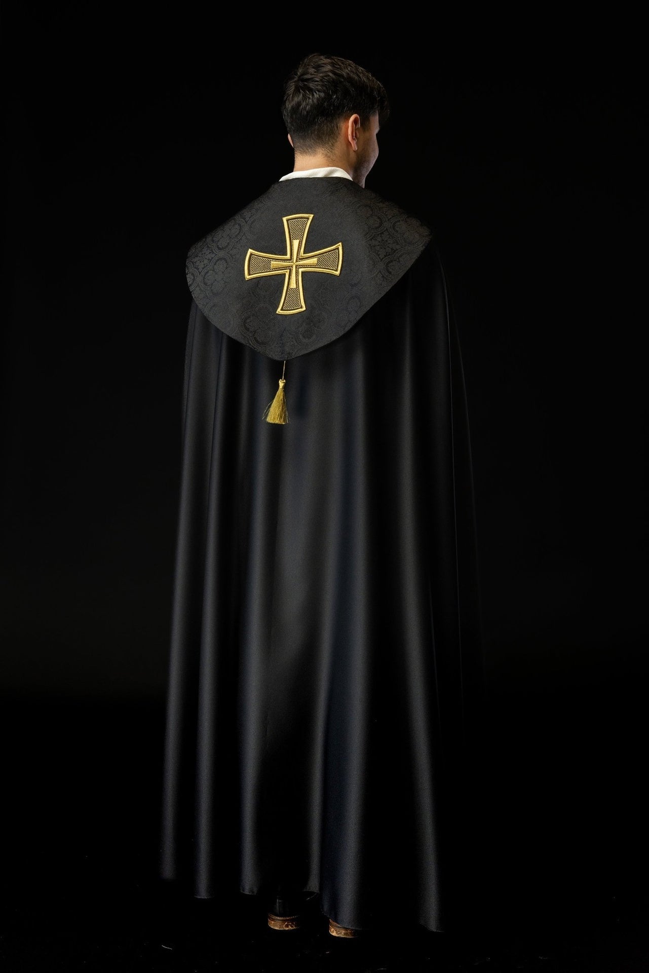 Czarna kapa liturgiczna z złotym haftem krzyża na żakardzie - SZATYLITURGICZNE.PL