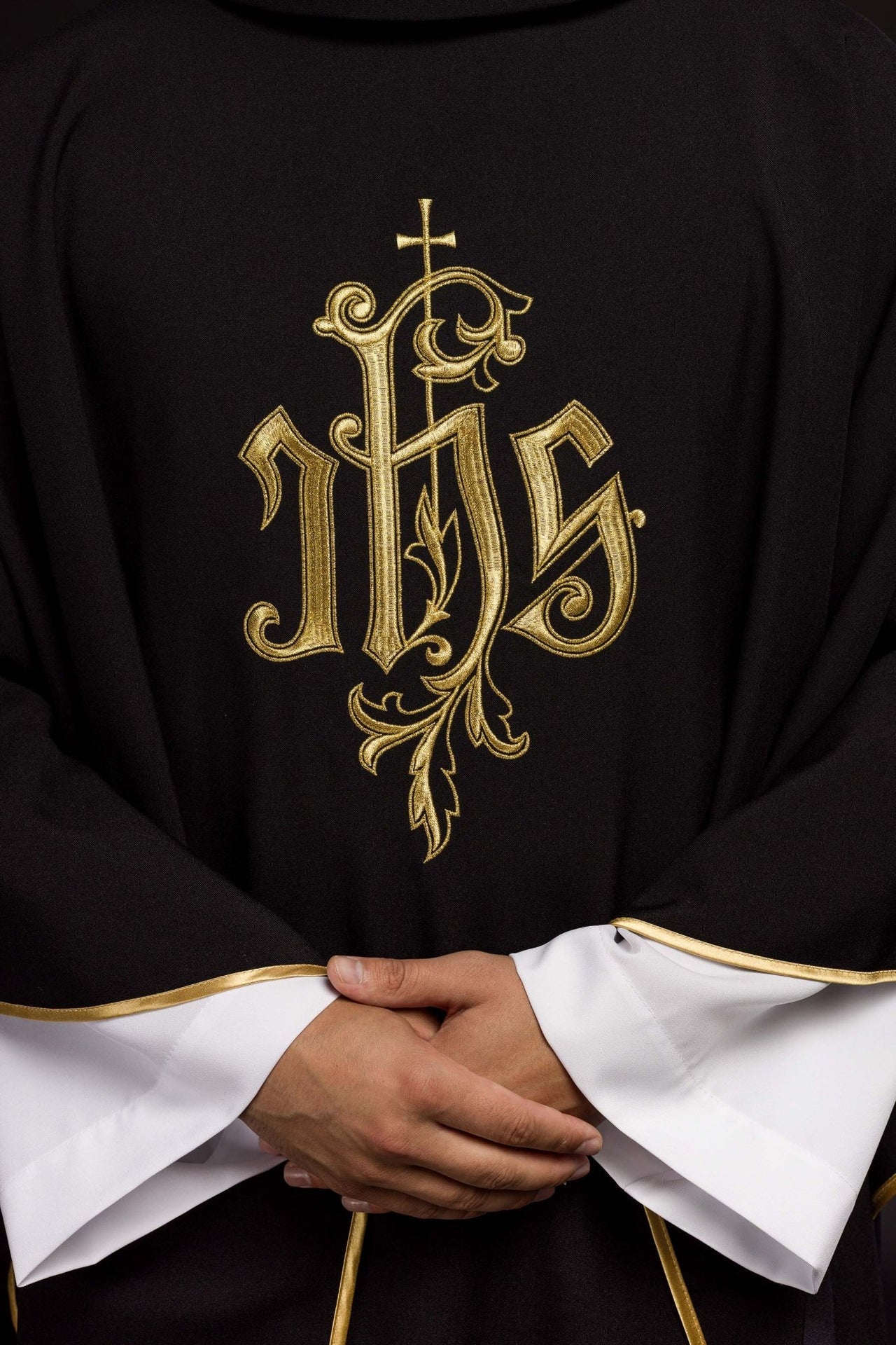 Czarny Ornat Liturgiczny IHS Haftowany Złotą Nicią - Elegancki PE - SZATYLITURGICZNE.PL