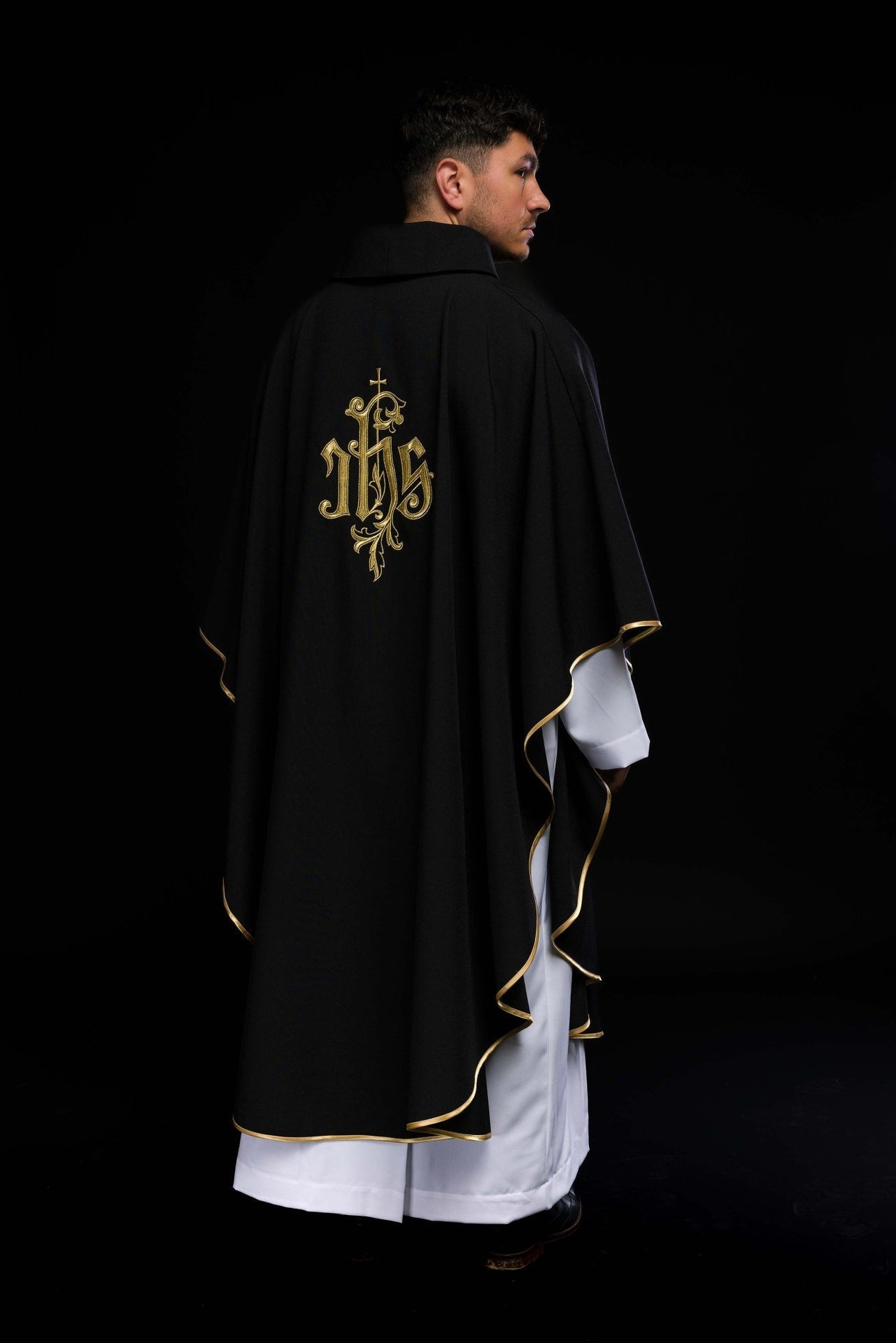 Czarny Ornat Liturgiczny IHS Haftowany Złotą Nicią - Elegancki PE - SZATYLITURGICZNE.PL