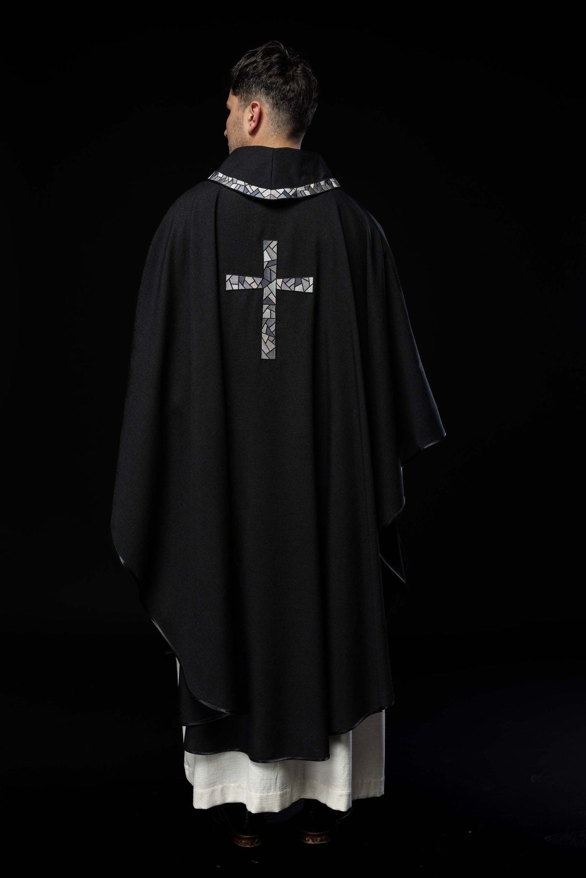 Czarny Ornat Liturgiczny z Mozaikowym Krzyżem i Złotą Lamówką - SZATYLITURGICZNE.PL