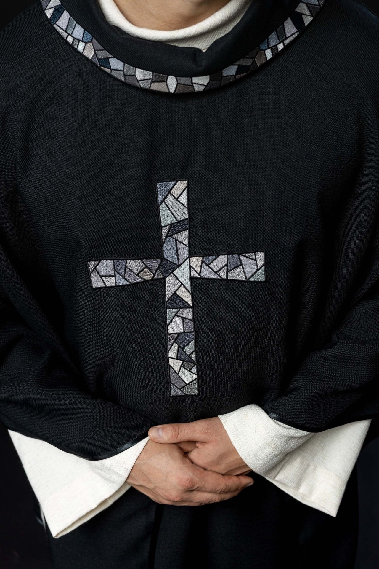 Czarny Ornat Liturgiczny z Mozaikowym Krzyżem i Złotą Lamówką - SZATYLITURGICZNE.PL