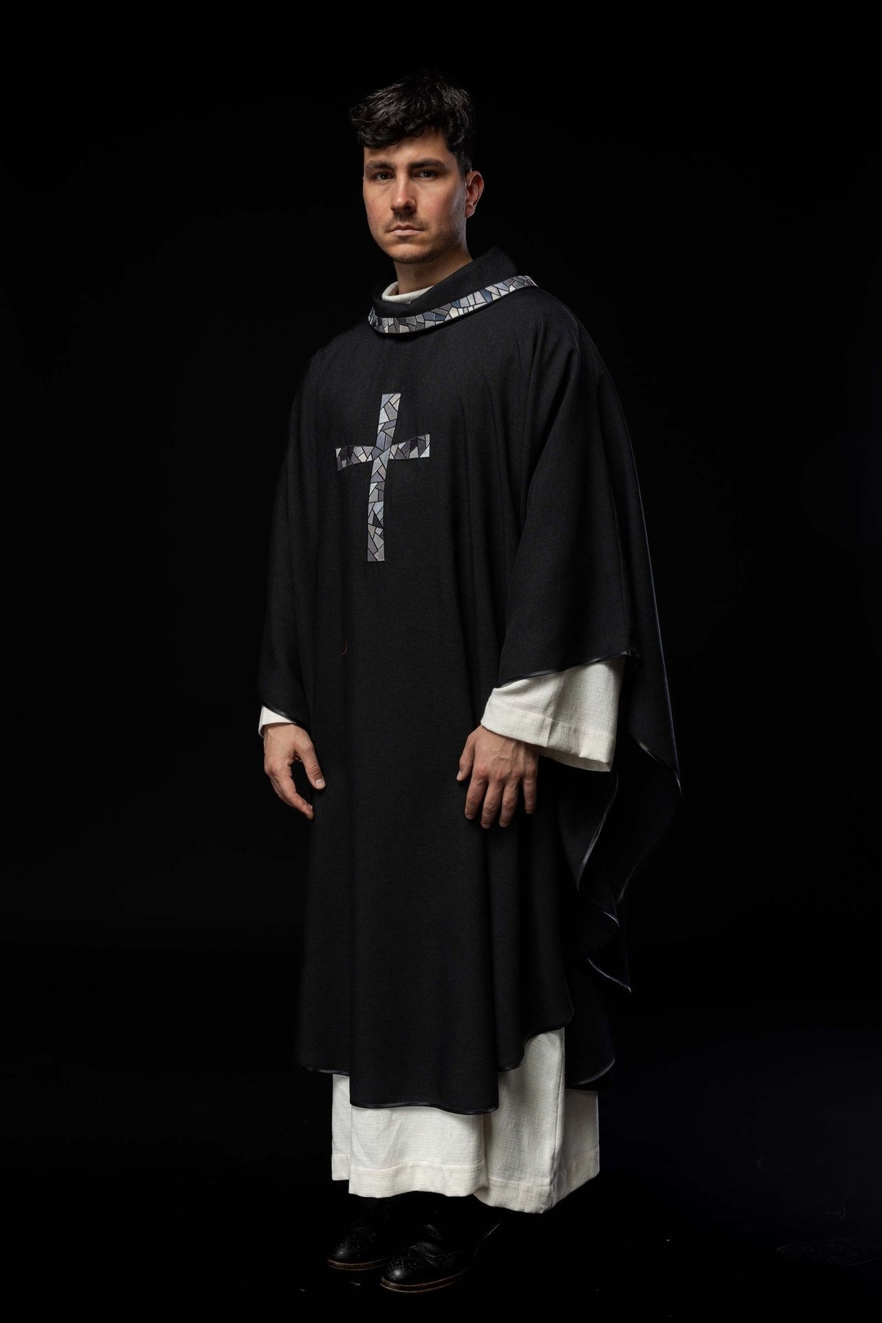 Czarny Ornat Liturgiczny z Mozaikowym Krzyżem i Złotą Lamówką - SZATYLITURGICZNE.PL