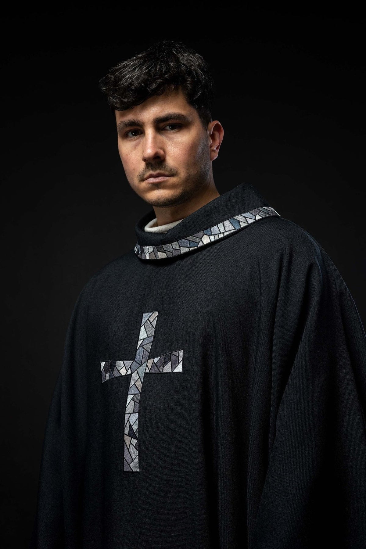 Czarny Ornat Liturgiczny z Mozaikowym Krzyżem i Złotą Lamówką - SZATYLITURGICZNE.PL