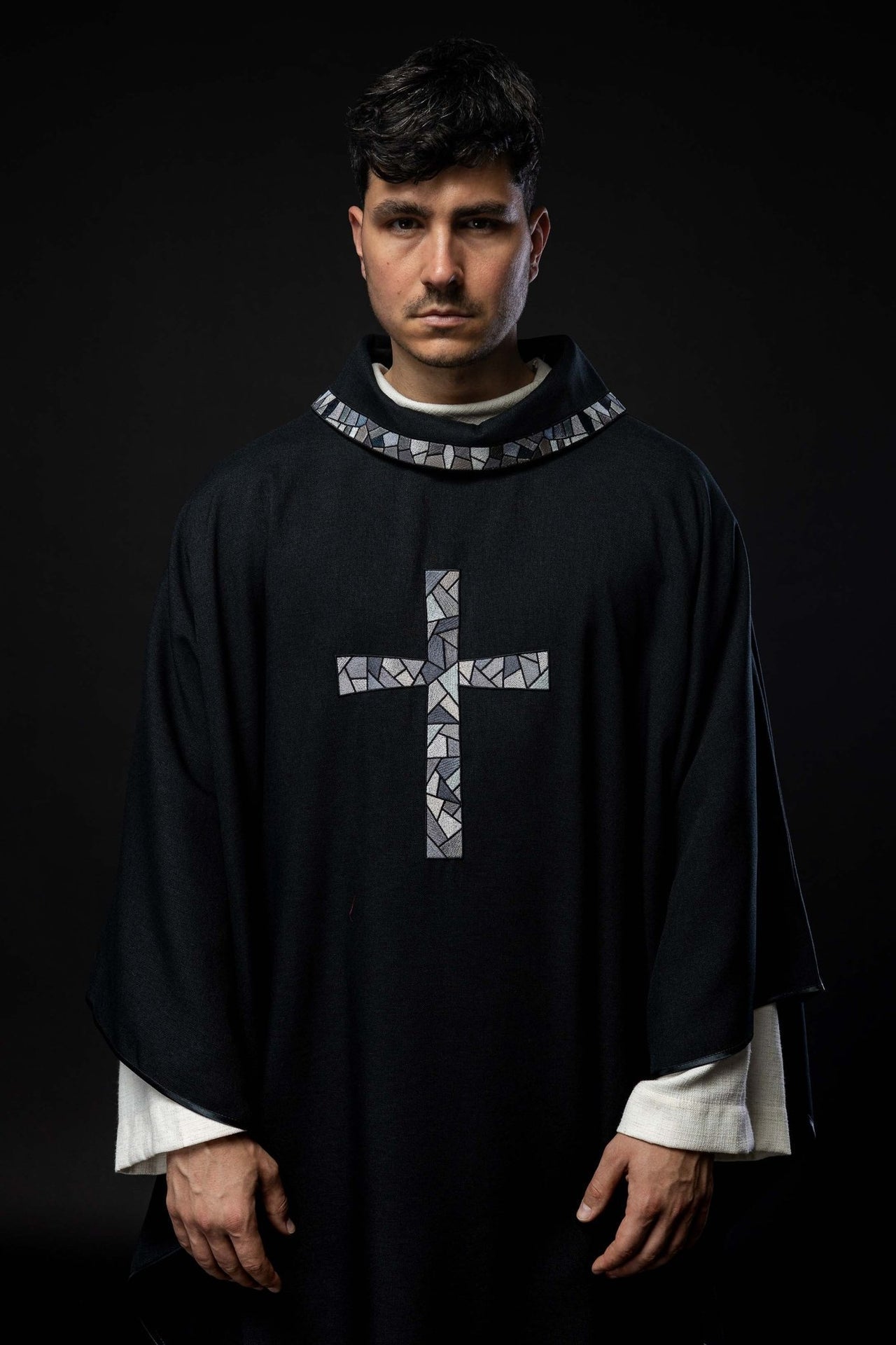 Czarny Ornat Liturgiczny z Mozaikowym Krzyżem i Złotą Lamówką - SZATYLITURGICZNE.PL