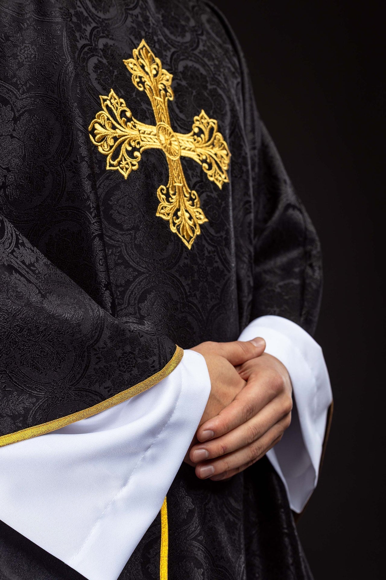 Czarny ornat z krzyżem tkanina żakardowa - SZATYLITURGICZNE.PL