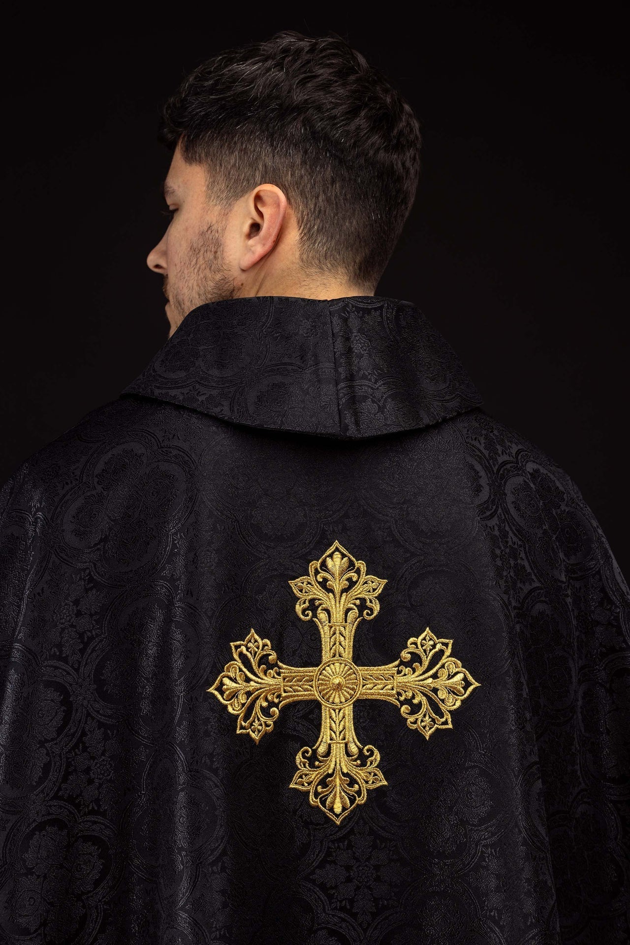 Czarny ornat z krzyżem tkanina żakardowa - SZATYLITURGICZNE.PL