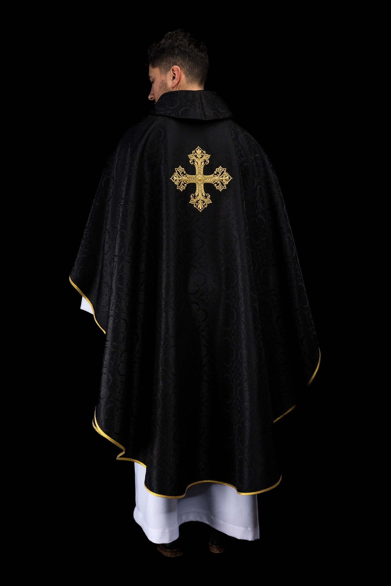 Czarny ornat z krzyżem tkanina żakardowa - SZATYLITURGICZNE.PL