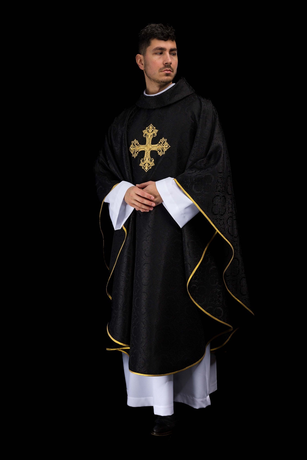 Czarny ornat z krzyżem tkanina żakardowa - SZATYLITURGICZNE.PL