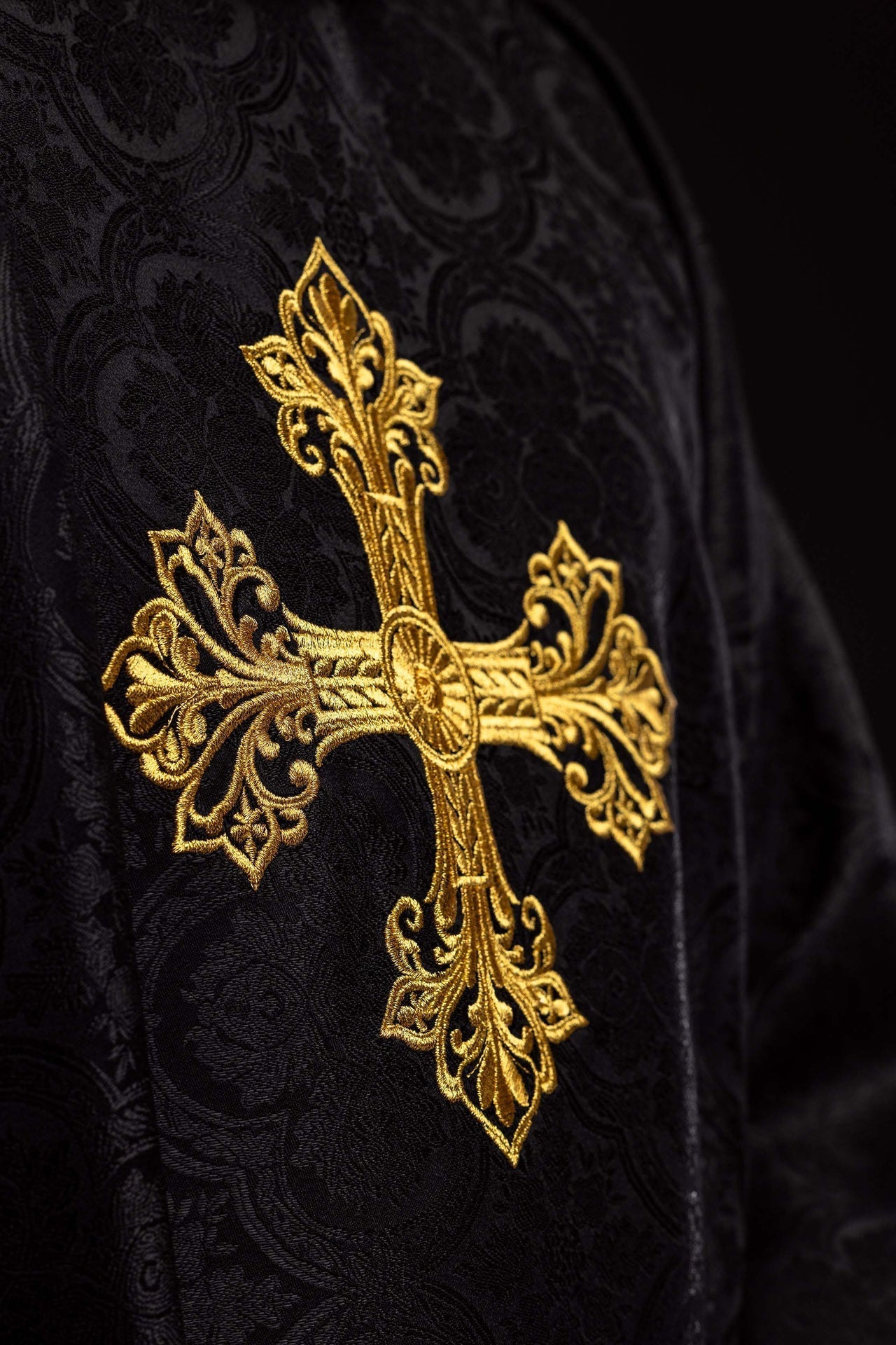 Czarny ornat z krzyżem tkanina żakardowa - SZATYLITURGICZNE.PL