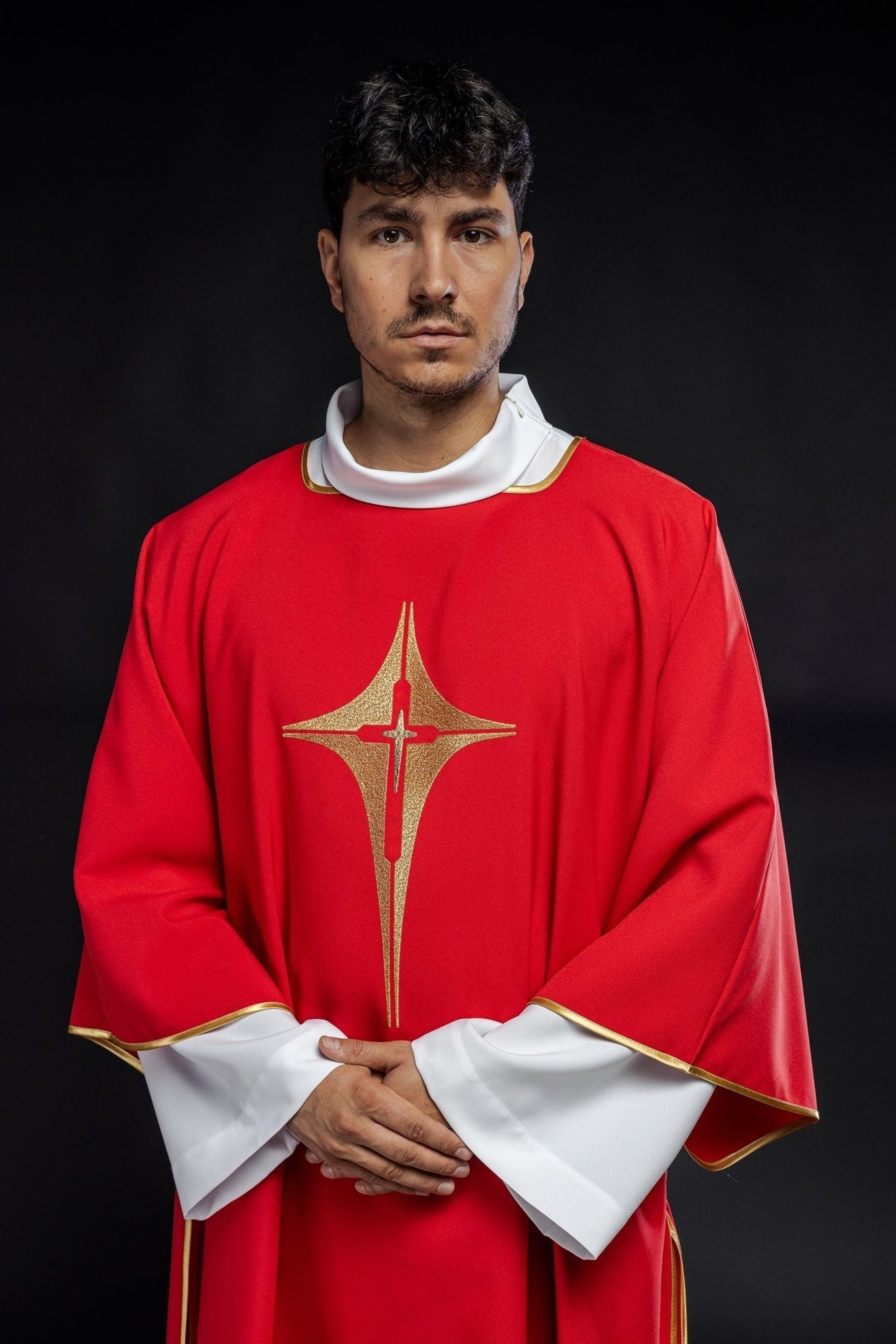 Czerwona Dalmatyka Liturgiczna ze Złotym Krzyżem - 130 cm - SZATYLITURGICZNE.PL