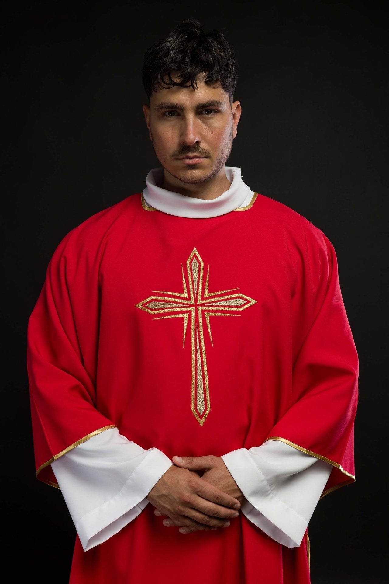 Czerwona Dalmatyka Liturgiczna ze Złotym Krzyżem - Elegancka - SZATYLITURGICZNE.PL