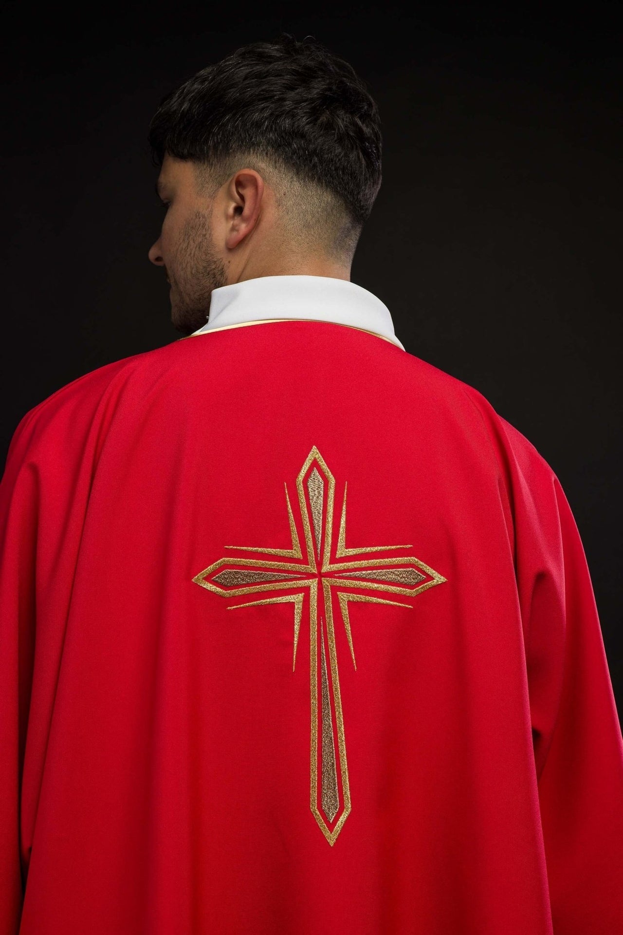 Czerwona Dalmatyka Liturgiczna ze Złotym Krzyżem - Elegancka - SZATYLITURGICZNE.PL