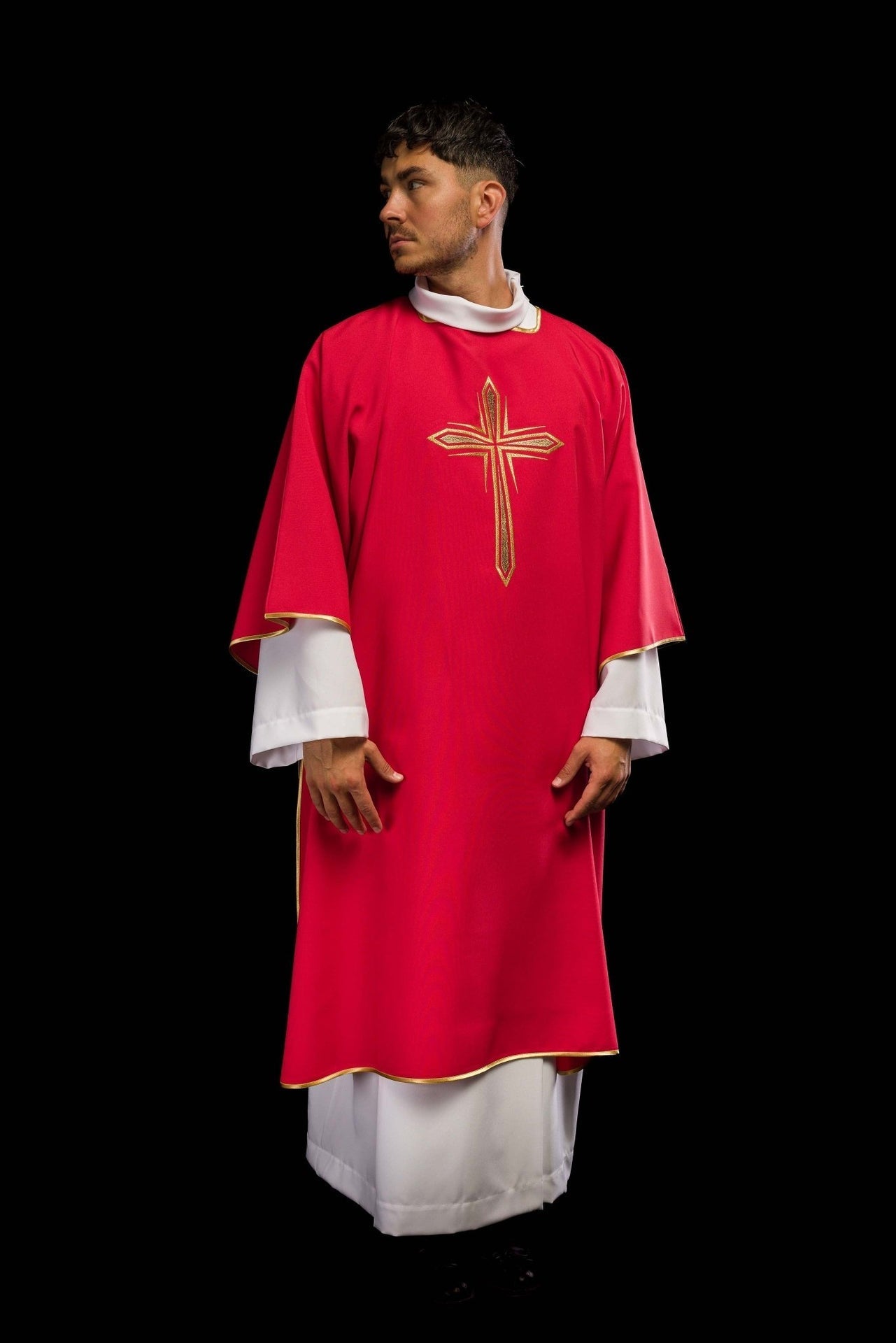 Czerwona Dalmatyka Liturgiczna ze Złotym Krzyżem - Elegancka - SZATYLITURGICZNE.PL