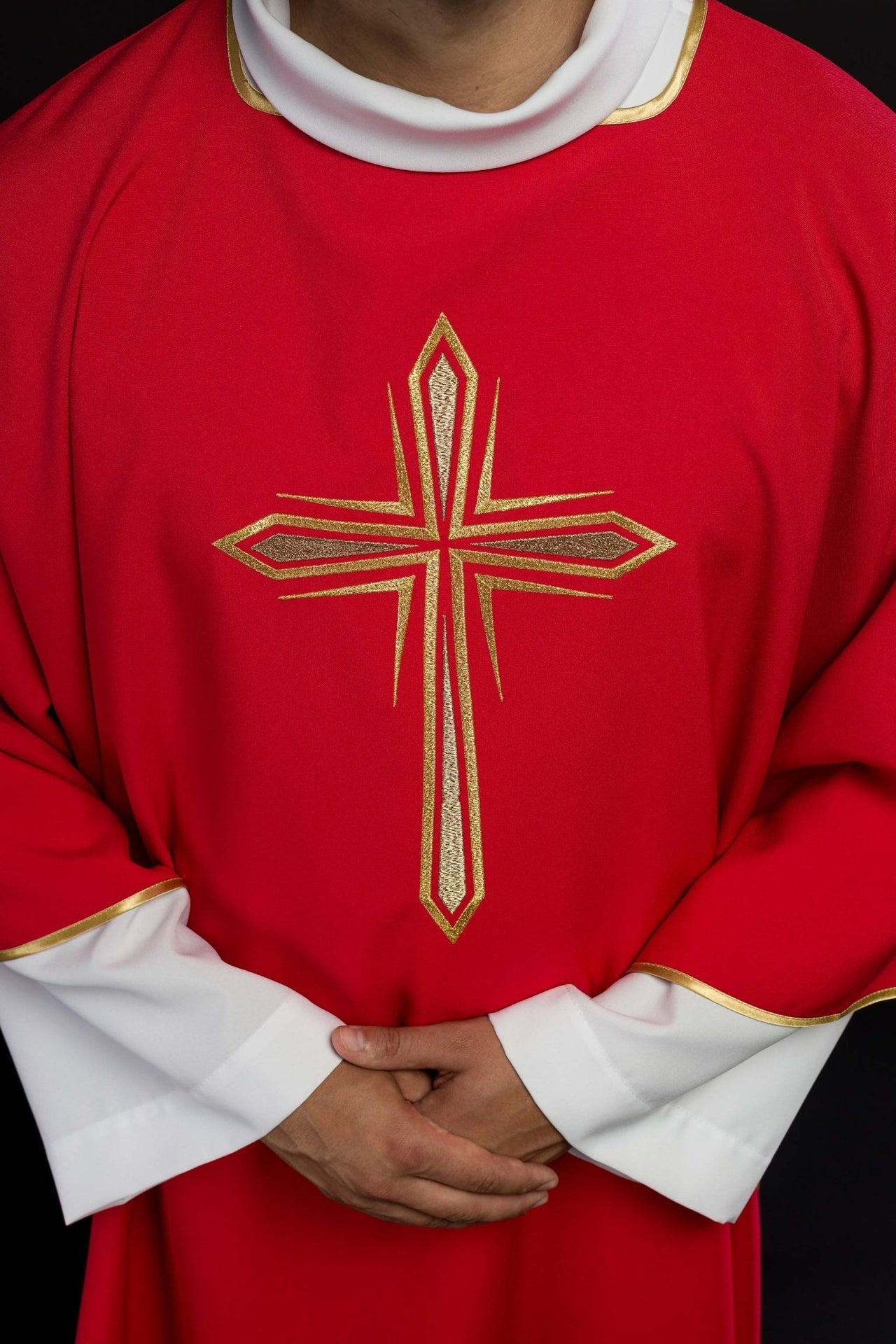 Czerwona Dalmatyka Liturgiczna ze Złotym Krzyżem - Elegancka - SZATYLITURGICZNE.PL