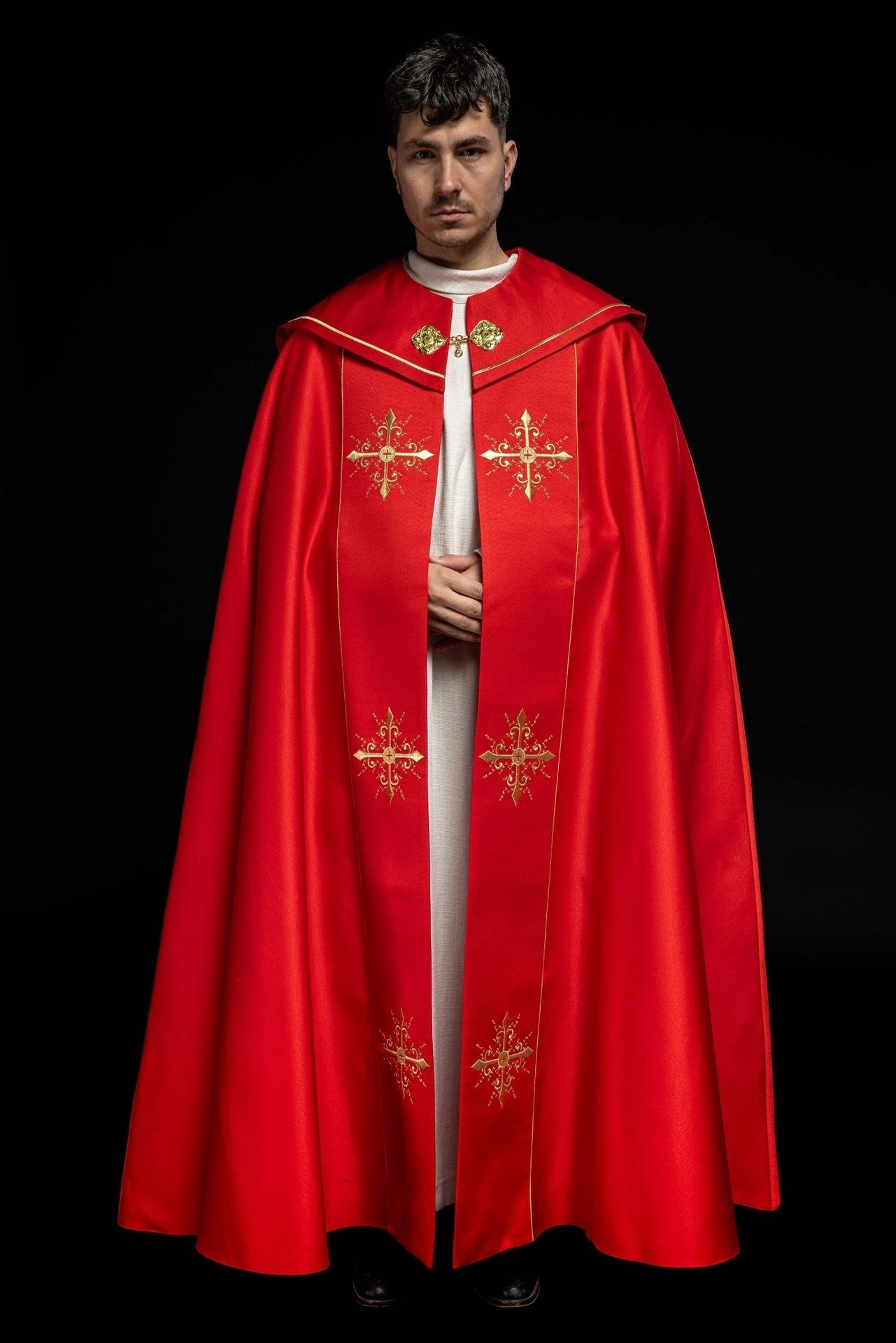 Czerwona kapa liturgiczna z haftem w złote krzyże - SZATYLITURGICZNE.PL