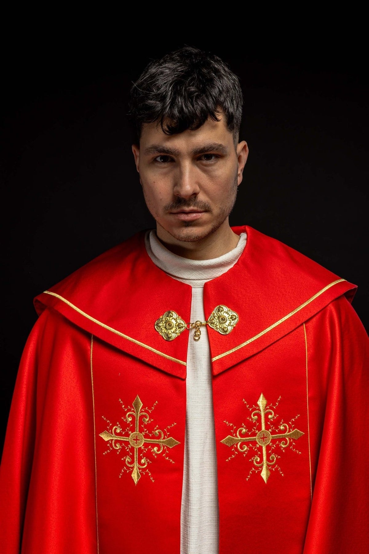 Czerwona kapa liturgiczna z haftem w złote krzyże - SZATYLITURGICZNE.PL