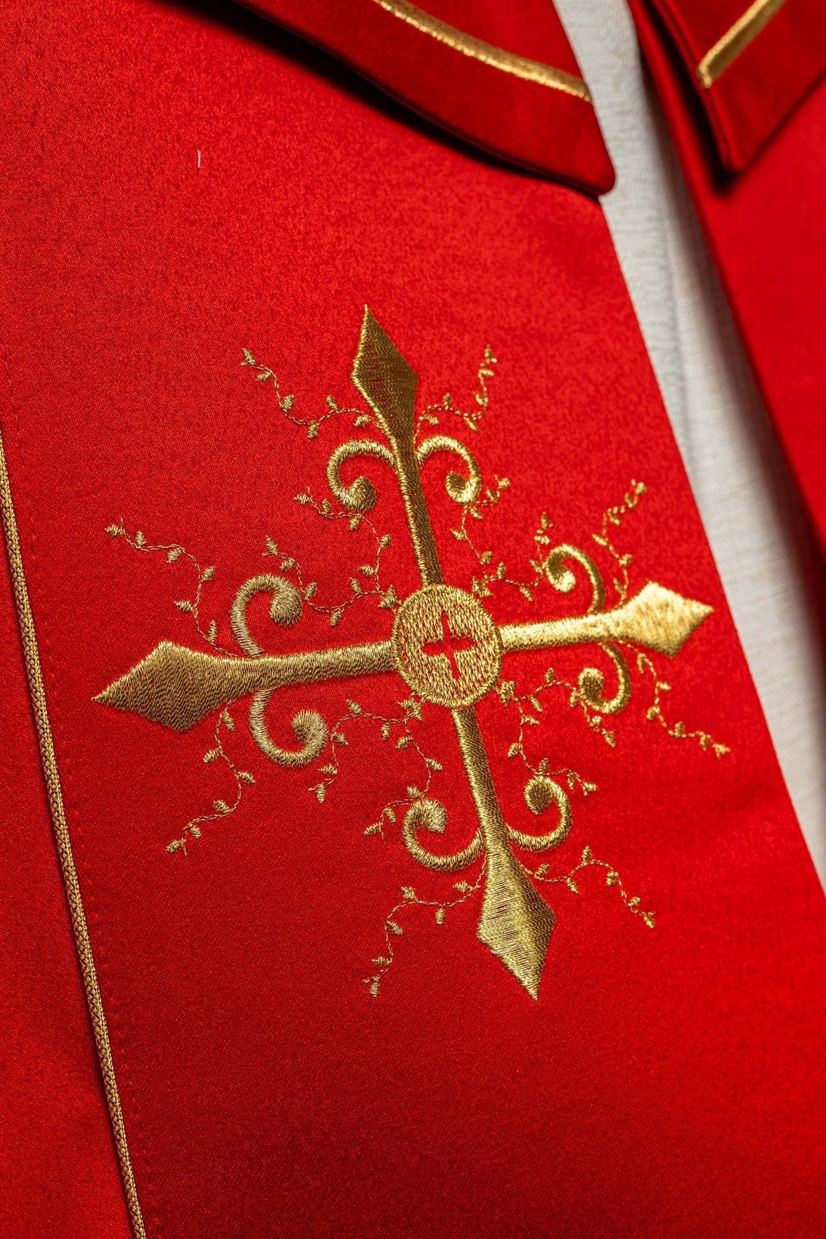 Czerwona kapa liturgiczna z haftem w złote krzyże - SZATYLITURGICZNE.PL