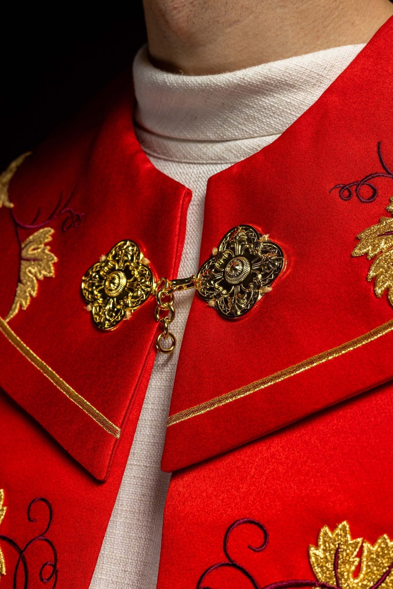 Czerwona kapa liturgiczna z złotym haftem IHS i winogron - SZATYLITURGICZNE.PL