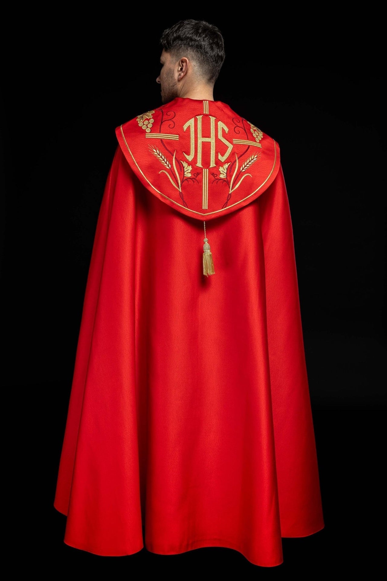 Czerwona kapa liturgiczna z złotym haftem IHS i winogron - SZATYLITURGICZNE.PL