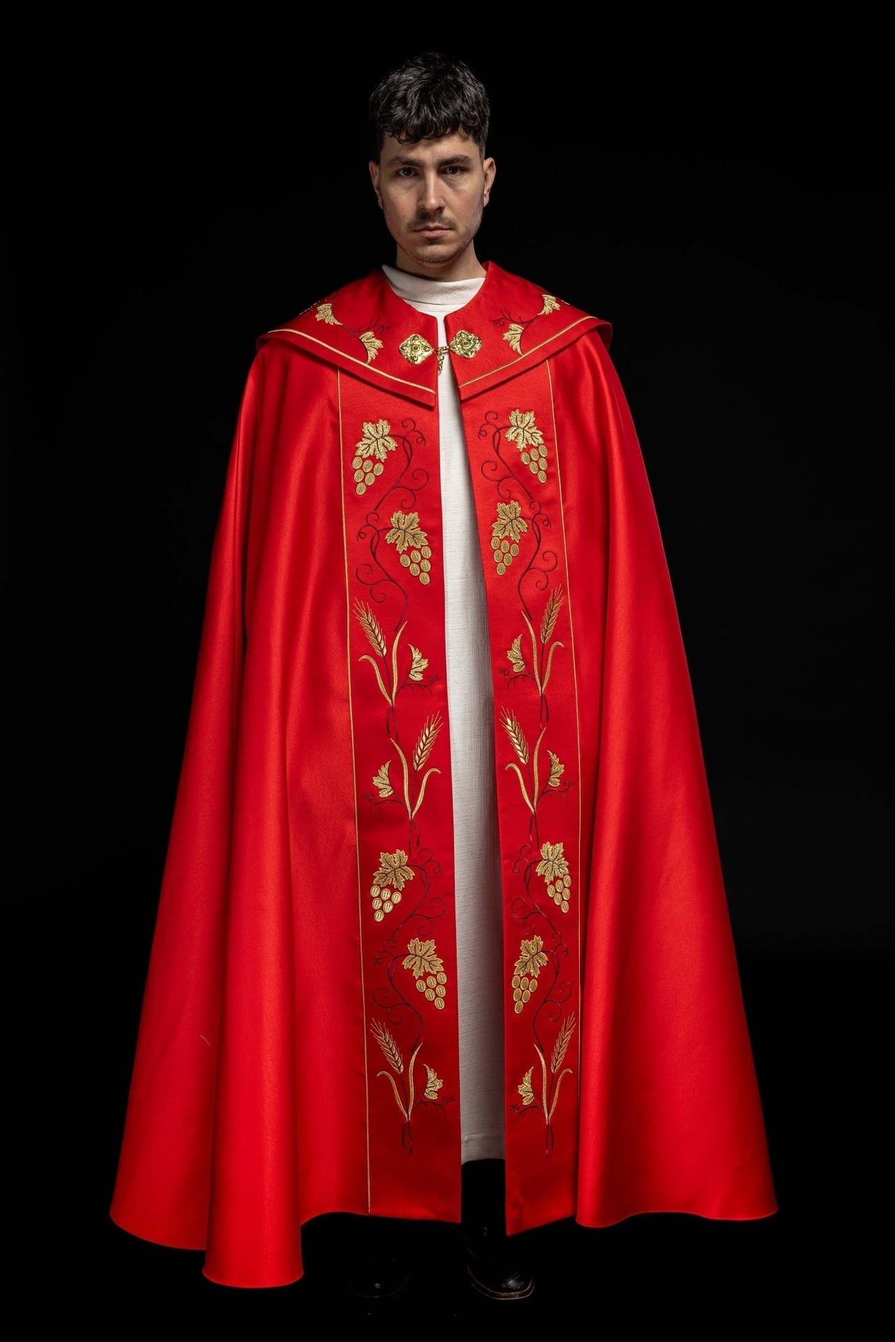 Czerwona kapa liturgiczna z złotym haftem IHS i winogron - SZATYLITURGICZNE.PL