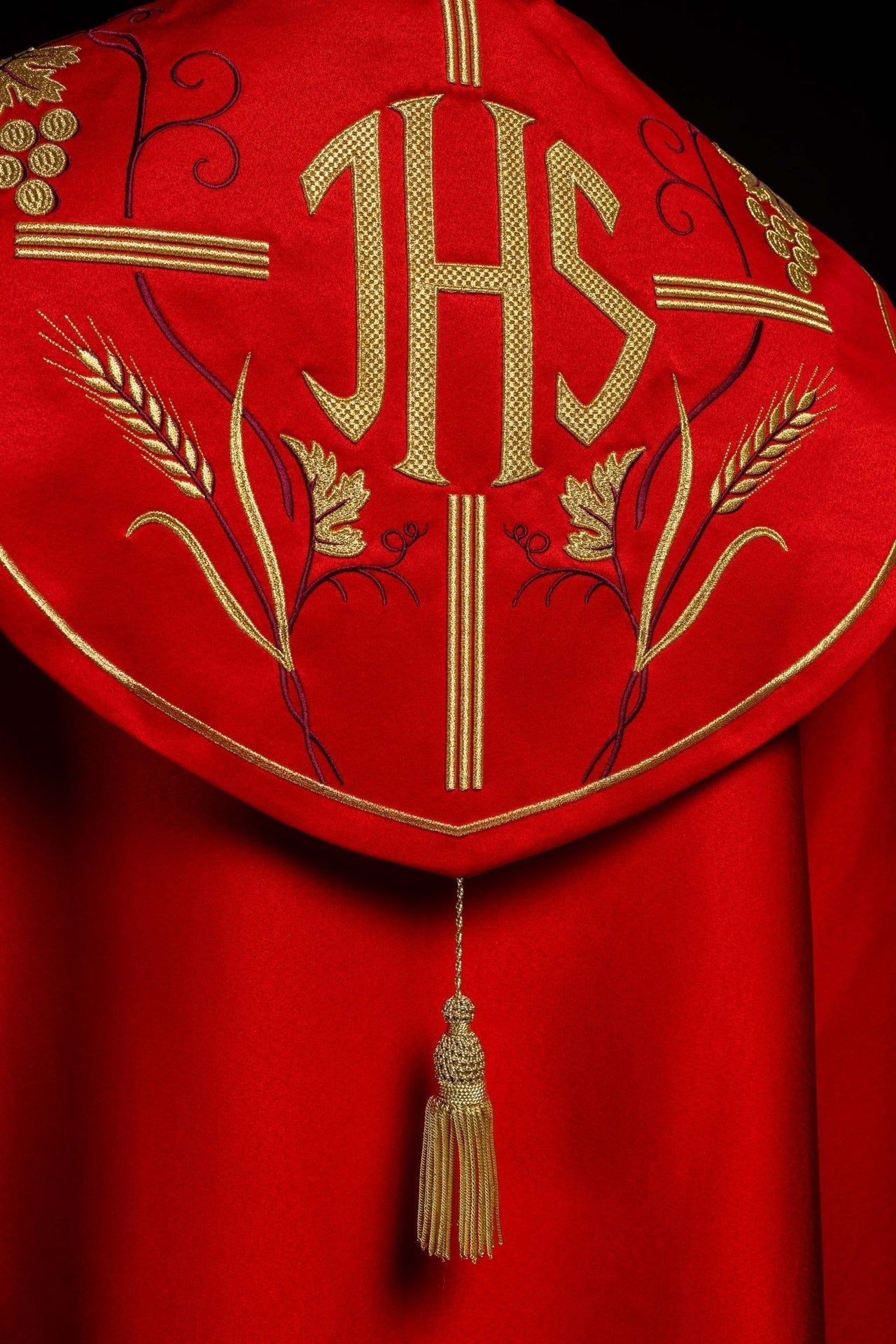 Czerwona kapa liturgiczna z złotym haftem IHS i winogron - SZATYLITURGICZNE.PL
