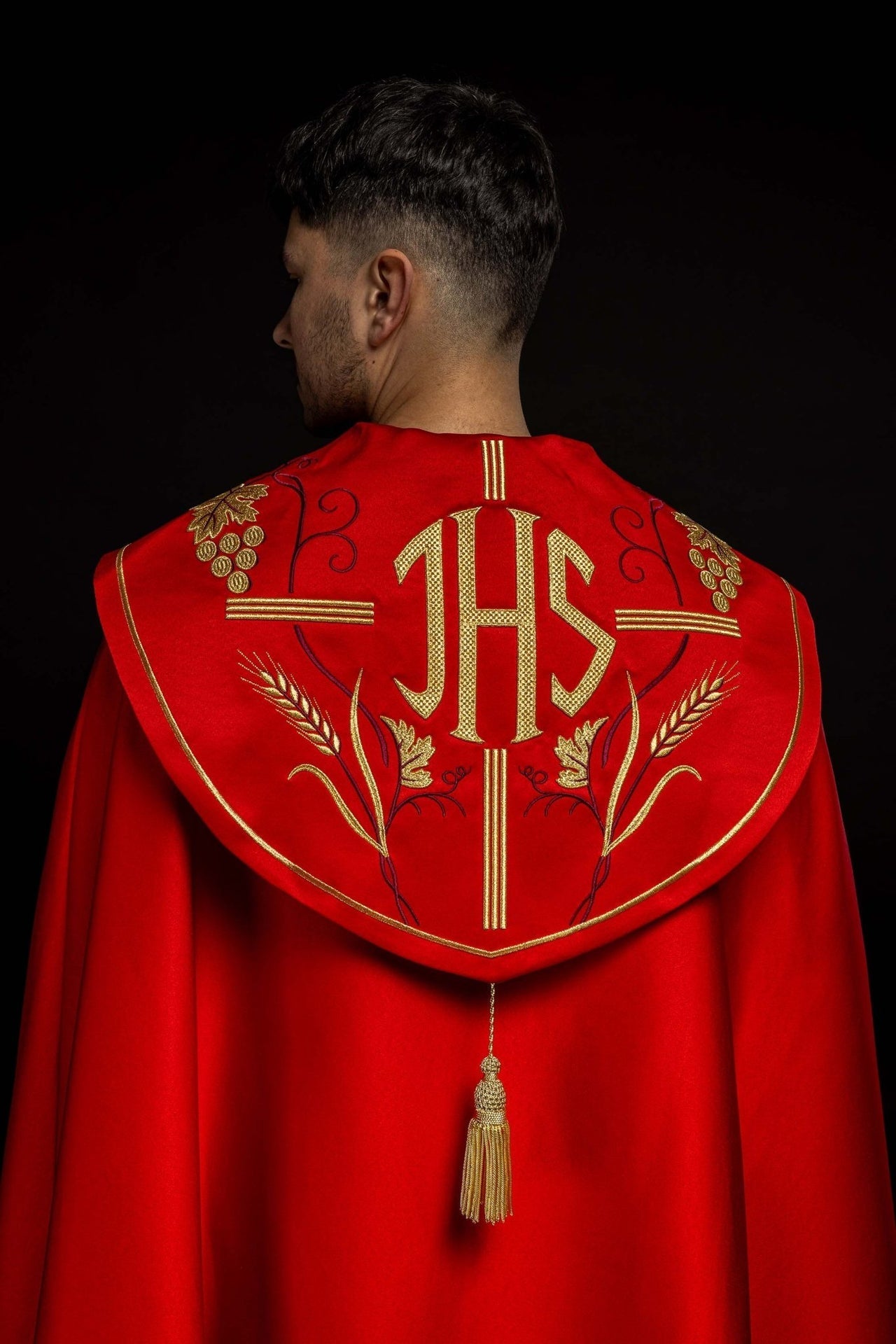Czerwona kapa liturgiczna z złotym haftem IHS i winogron - SZATYLITURGICZNE.PL