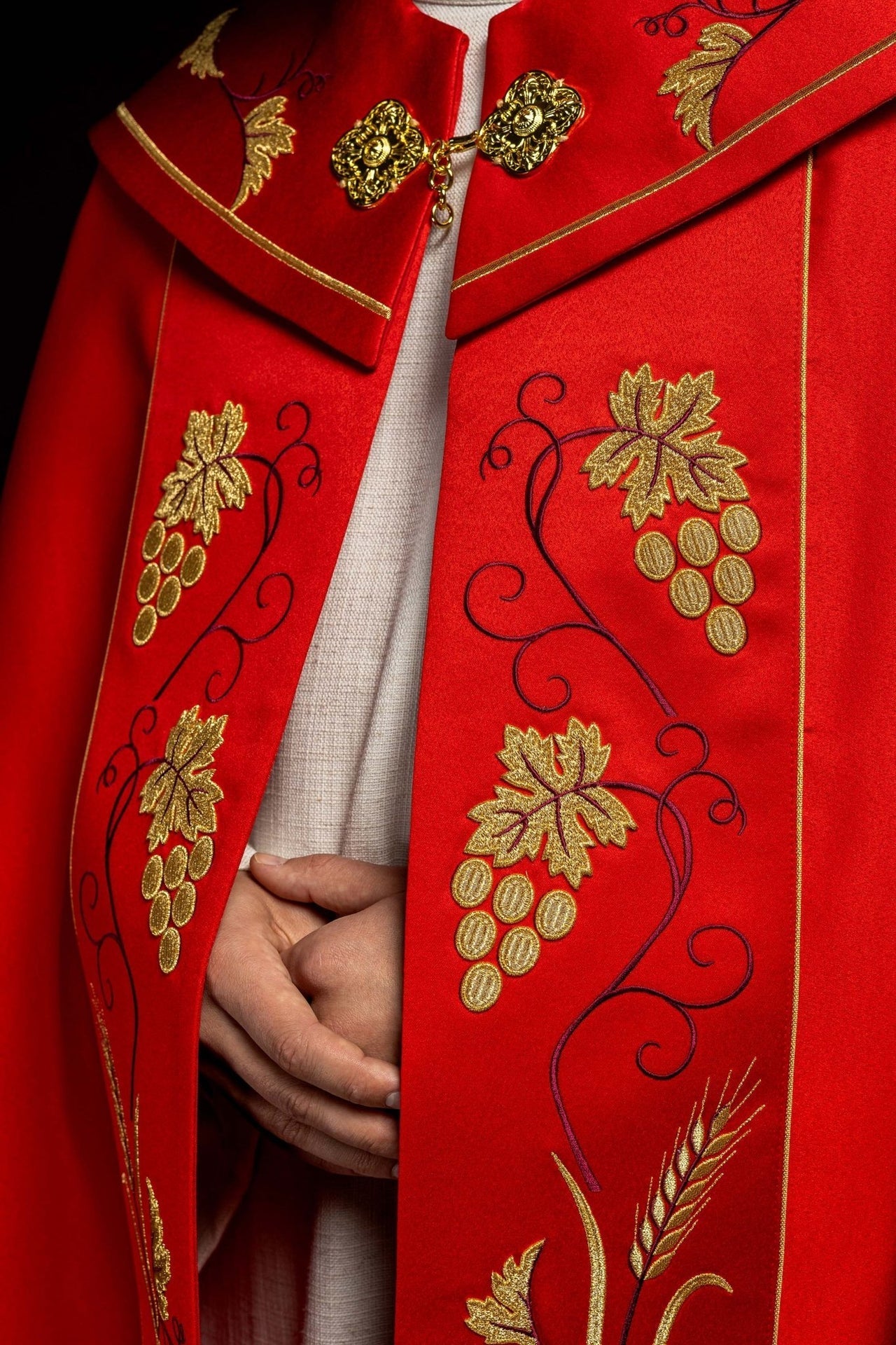 Czerwona kapa liturgiczna z złotym haftem IHS i winogron - SZATYLITURGICZNE.PL