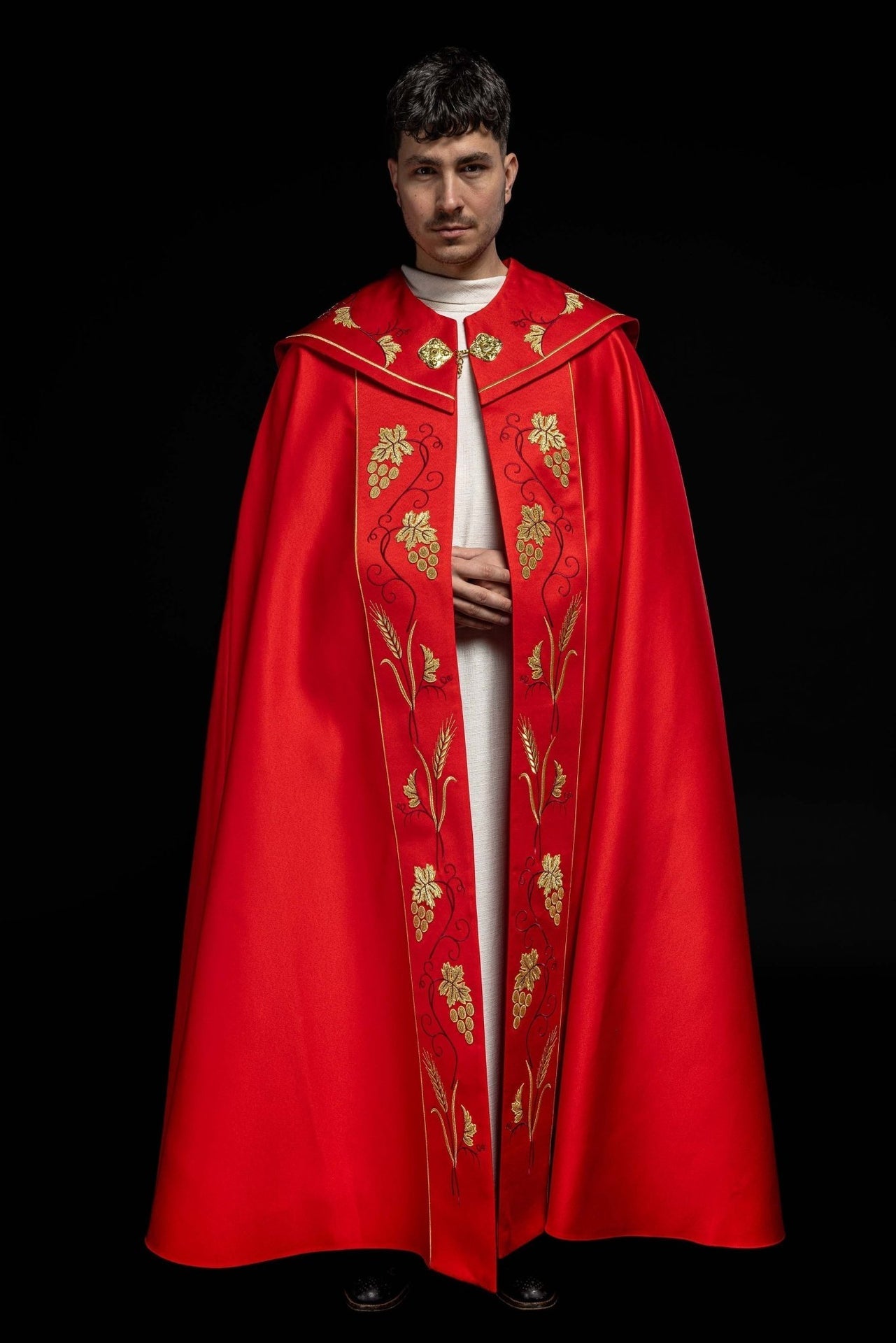 Czerwona kapa liturgiczna z złotym haftem IHS i winogron - SZATYLITURGICZNE.PL