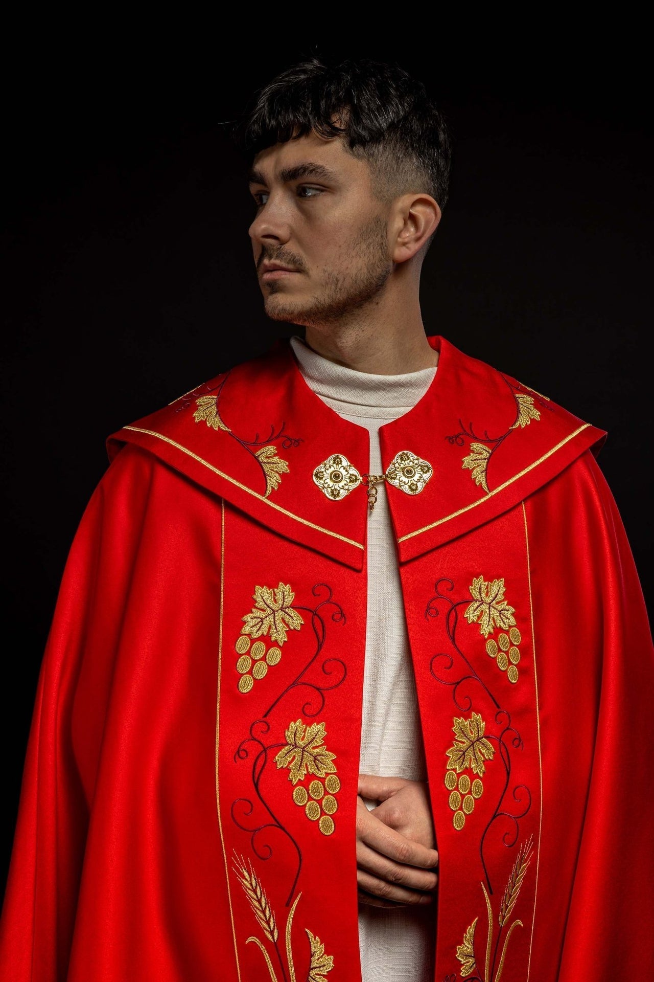 Czerwona kapa liturgiczna z złotym haftem IHS i winogron - SZATYLITURGICZNE.PL