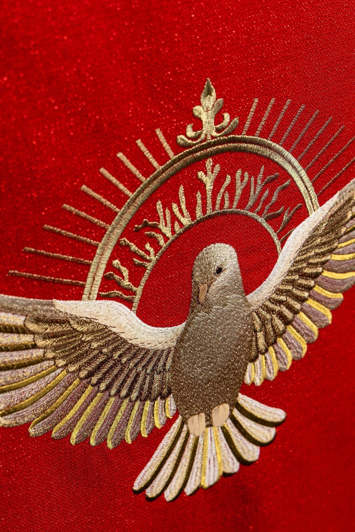 Czerwona serweta Na Lektorium Haftowana Z Symbolem Gołębicy i płomieni - SZATYLITURGICZNE.PL