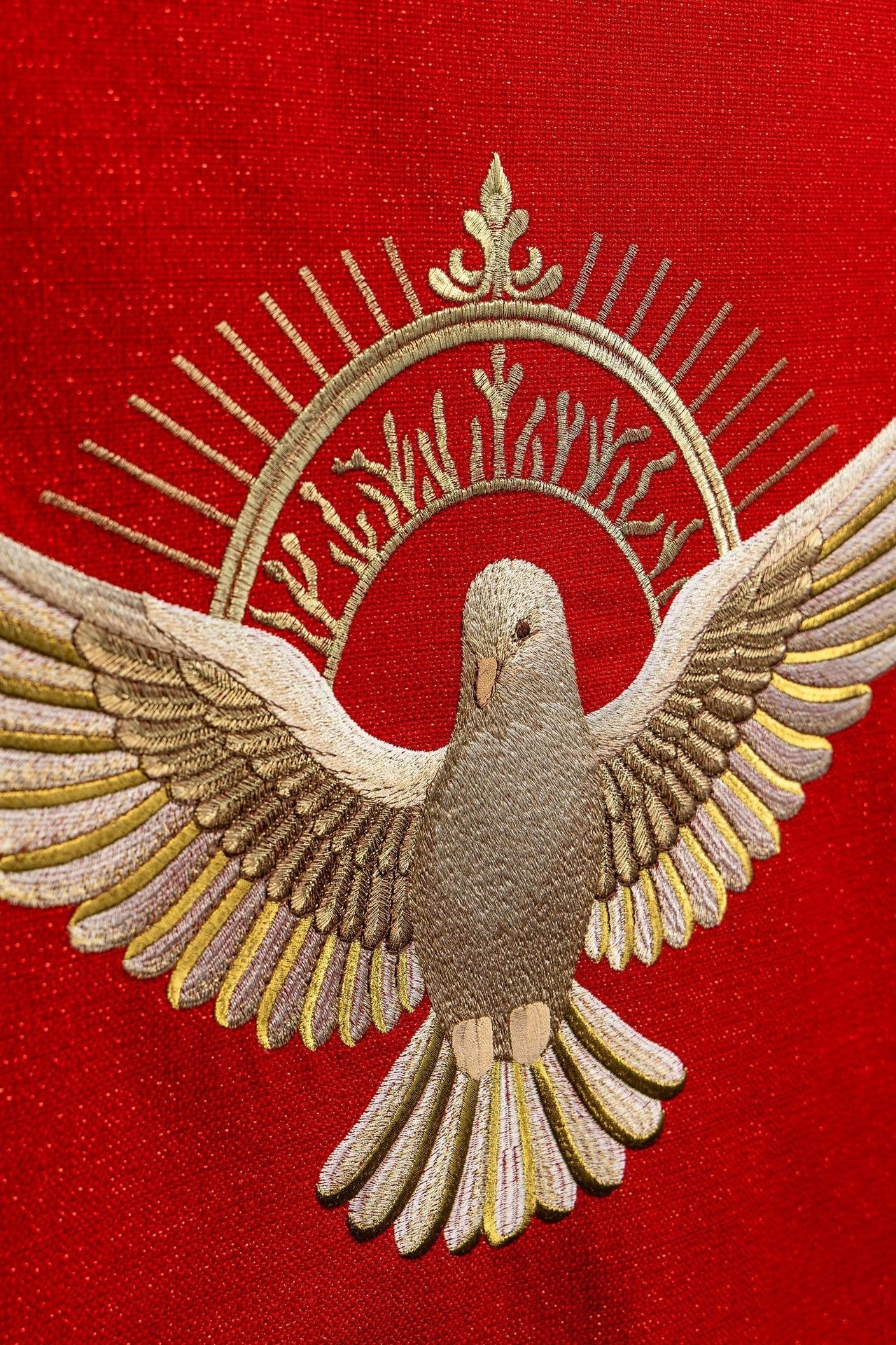 Czerwona serweta Na Lektorium Haftowana Z Symbolem Gołębicy i płomieni - SZATYLITURGICZNE.PL