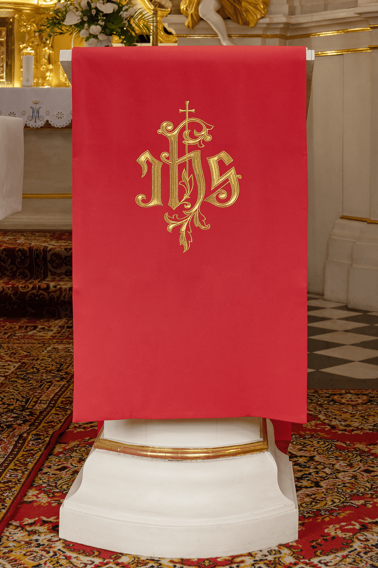 Czerwona Serweta na Lektorium z Haftowanym IHS - SZATYLITURGICZNE.PL