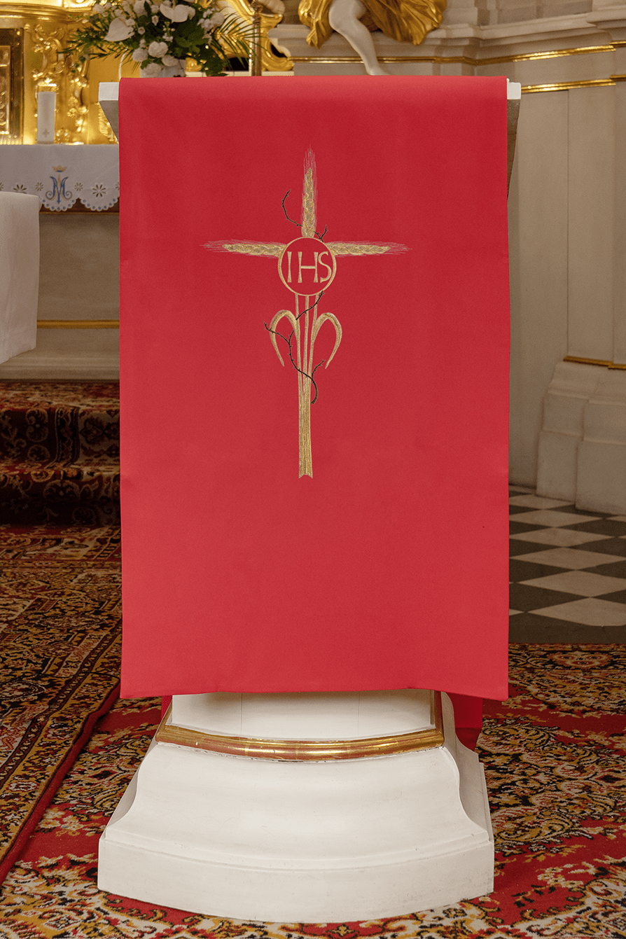 Czerwona Serweta na Lektorium ze Złotym Krzyżem i IHS - SZATYLITURGICZNE.PL