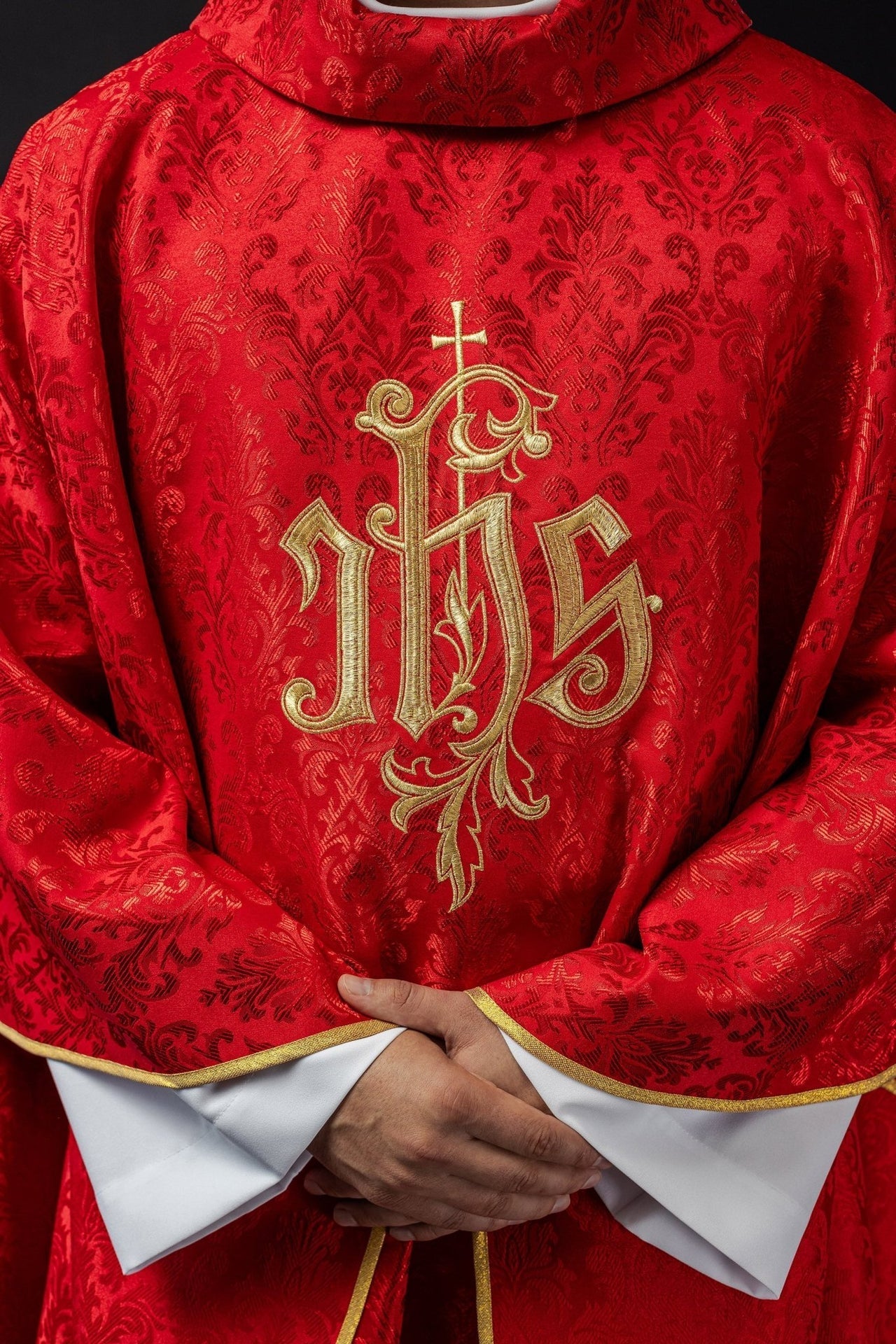 Czerwony Ornat Liturgiczny IHS Haftowany Złotem - Polska Produkcja - SZATYLITURGICZNE.PL