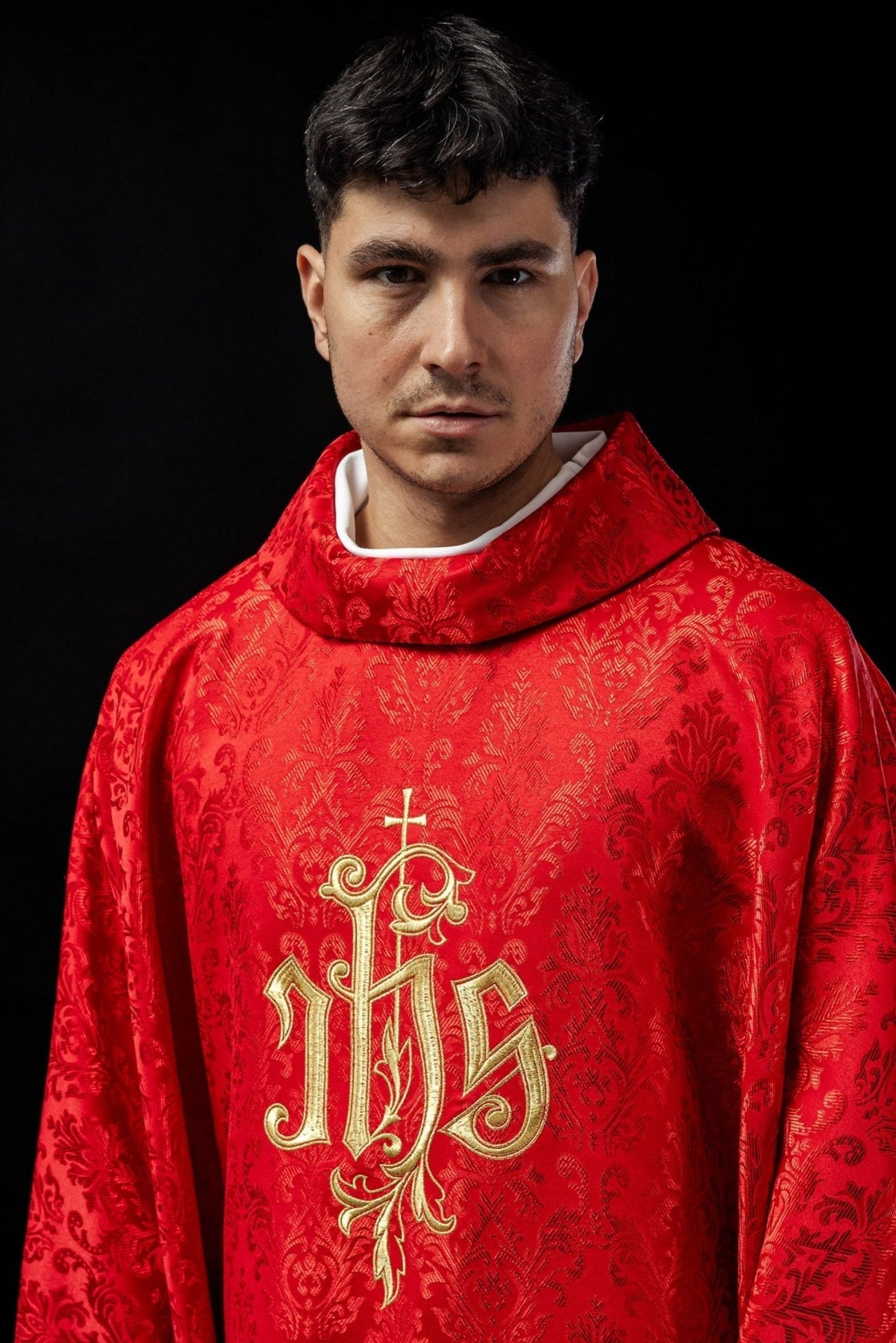 Czerwony Ornat Liturgiczny IHS Haftowany Złotem - Polska Produkcja - SZATYLITURGICZNE.PL