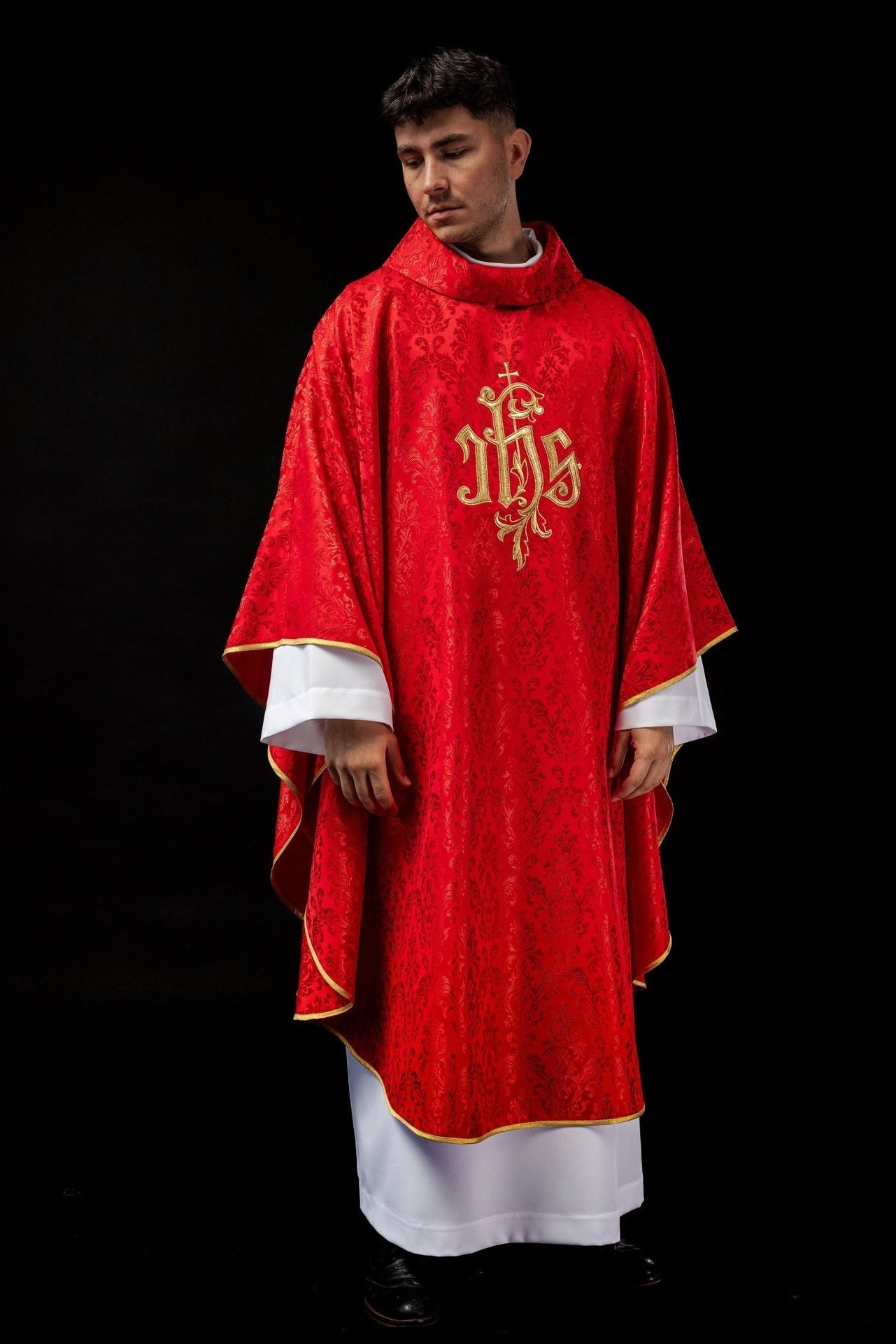 Czerwony Ornat Liturgiczny IHS Haftowany Złotem - Polska Produkcja - SZATYLITURGICZNE.PL