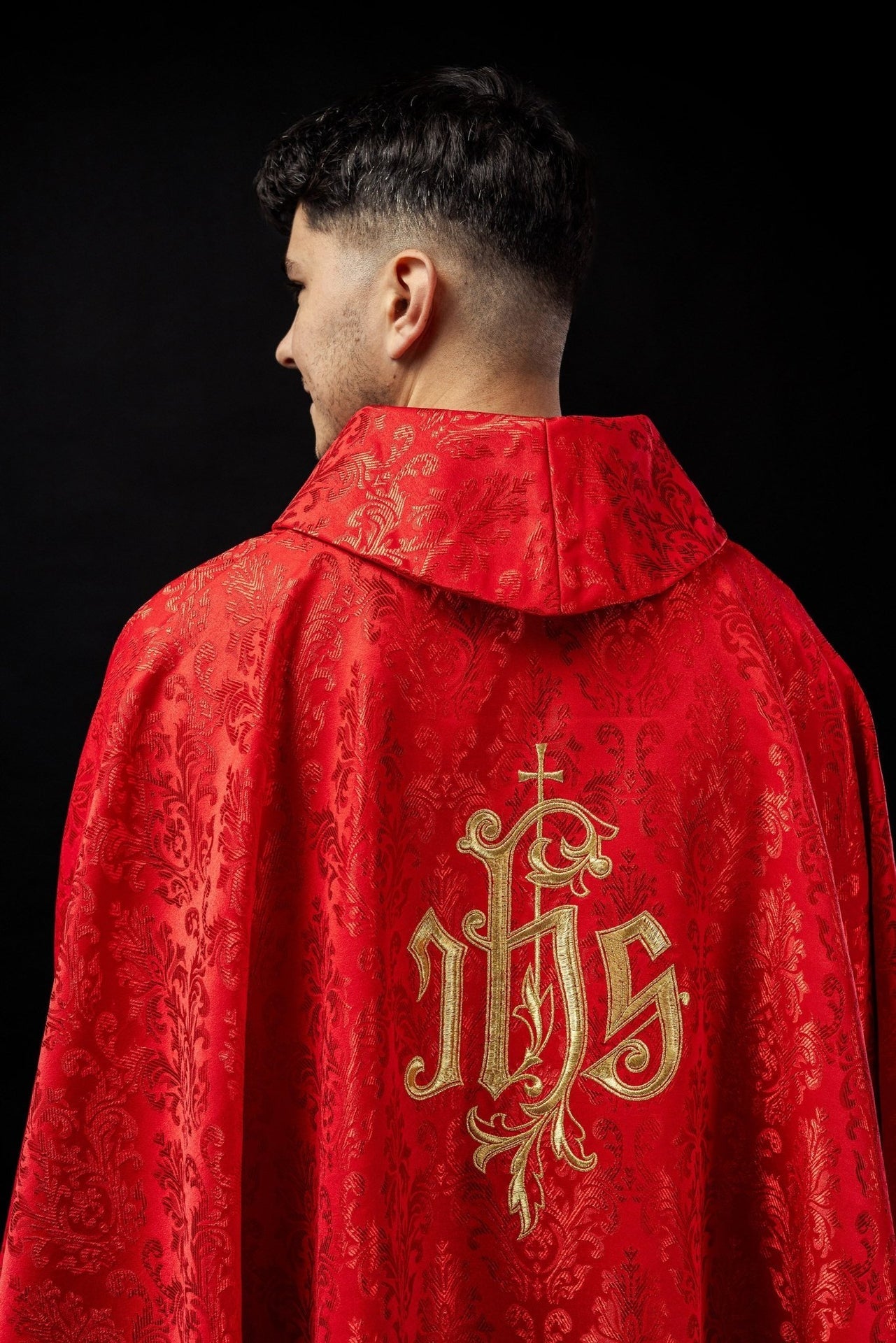 Czerwony Ornat Liturgiczny IHS Haftowany Złotem - Polska Produkcja - SZATYLITURGICZNE.PL