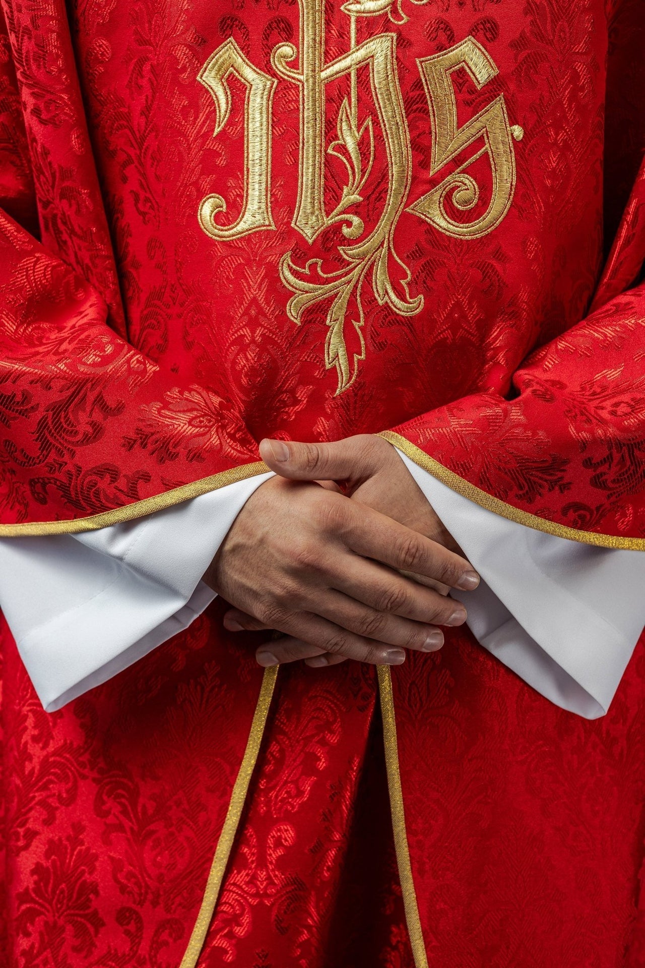 Czerwony Ornat Liturgiczny IHS Haftowany Złotem - Polska Produkcja - SZATYLITURGICZNE.PL