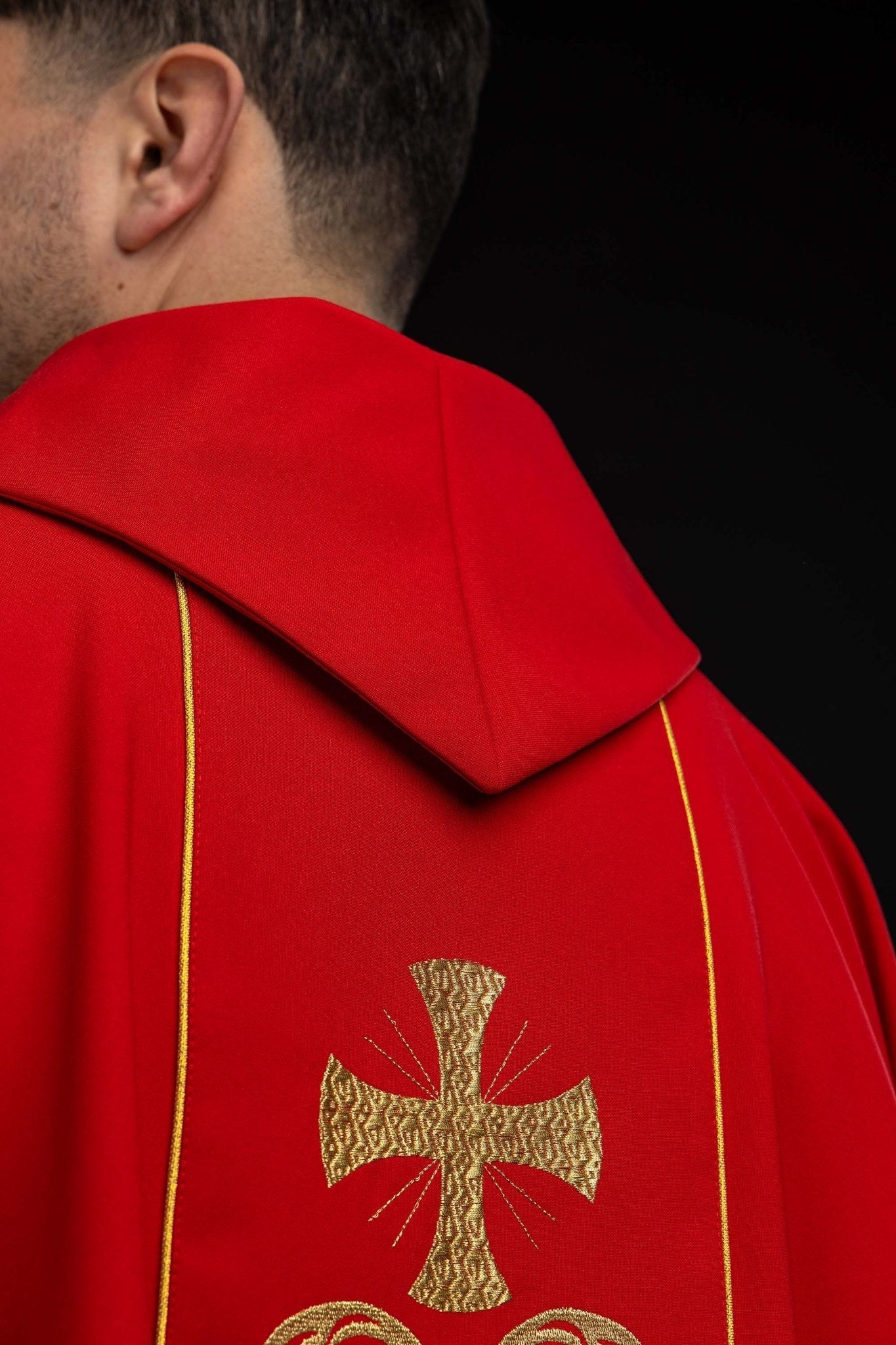 Czerwony ornat liturgiczny zdobiony haftowanym pasem - SZATYLITURGICZNE.PL