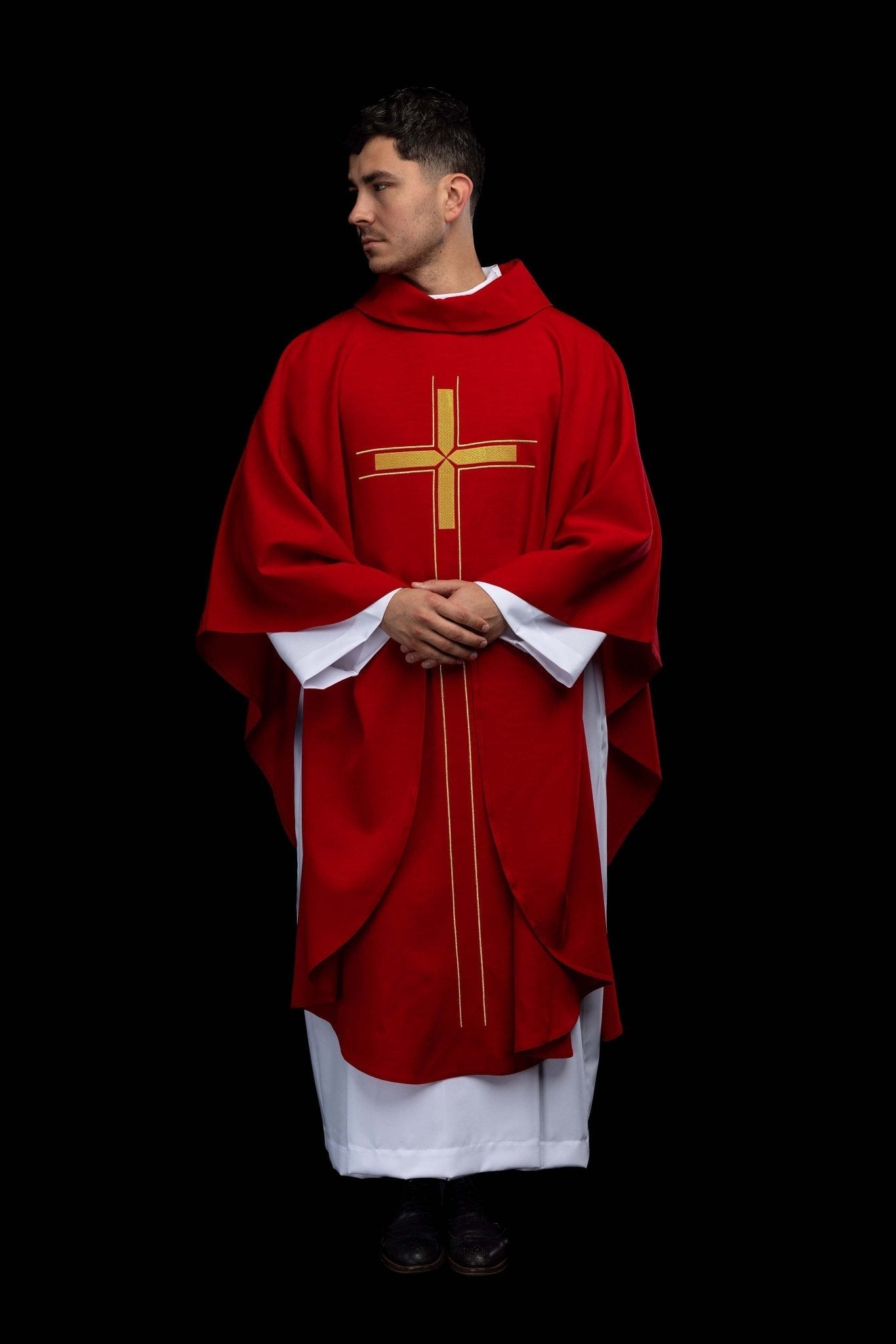 Czerwony ornat z haftowanym motywem krzyża - SZATYLITURGICZNE.PL