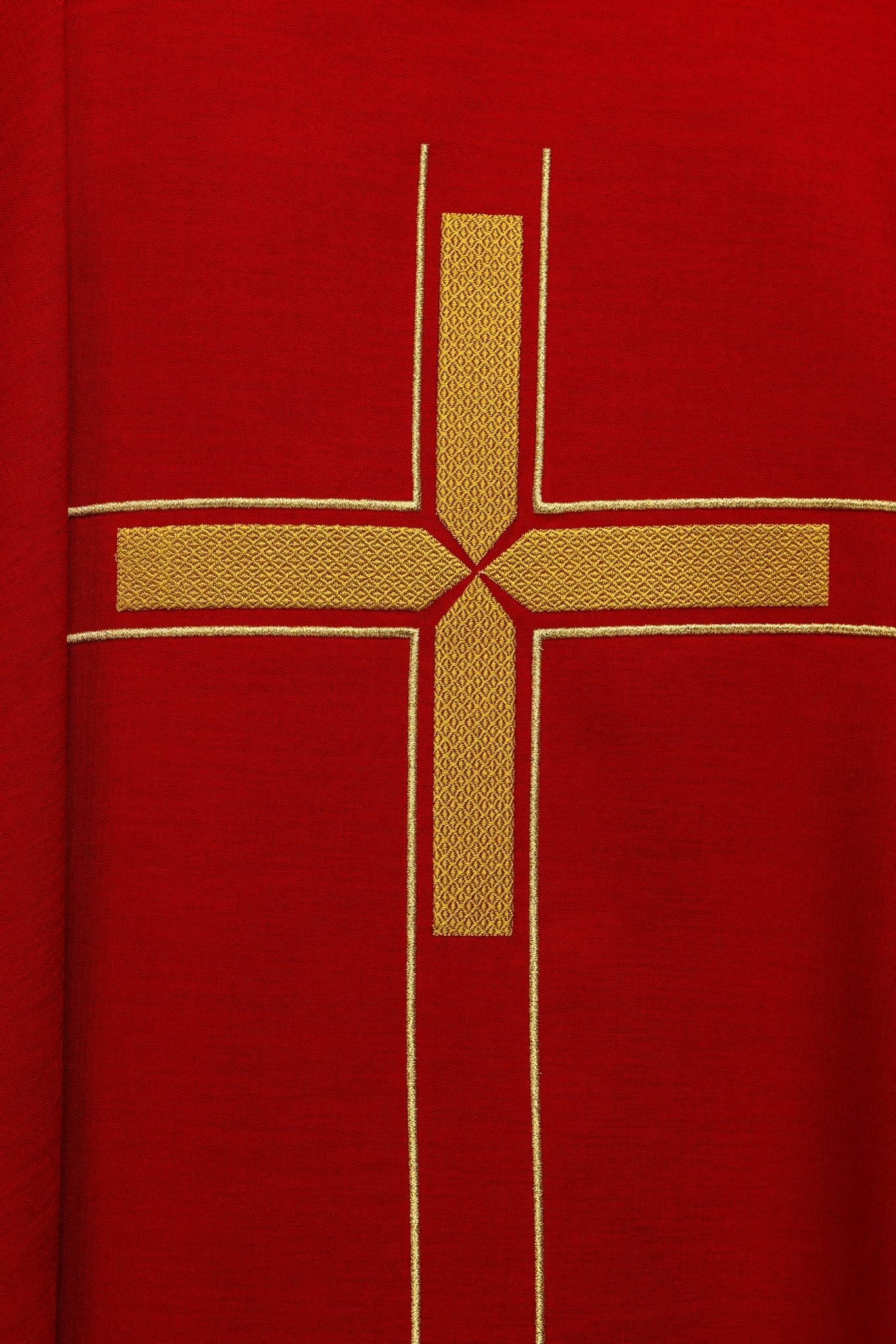 Czerwony ornat z haftowanym motywem krzyża - SZATYLITURGICZNE.PL