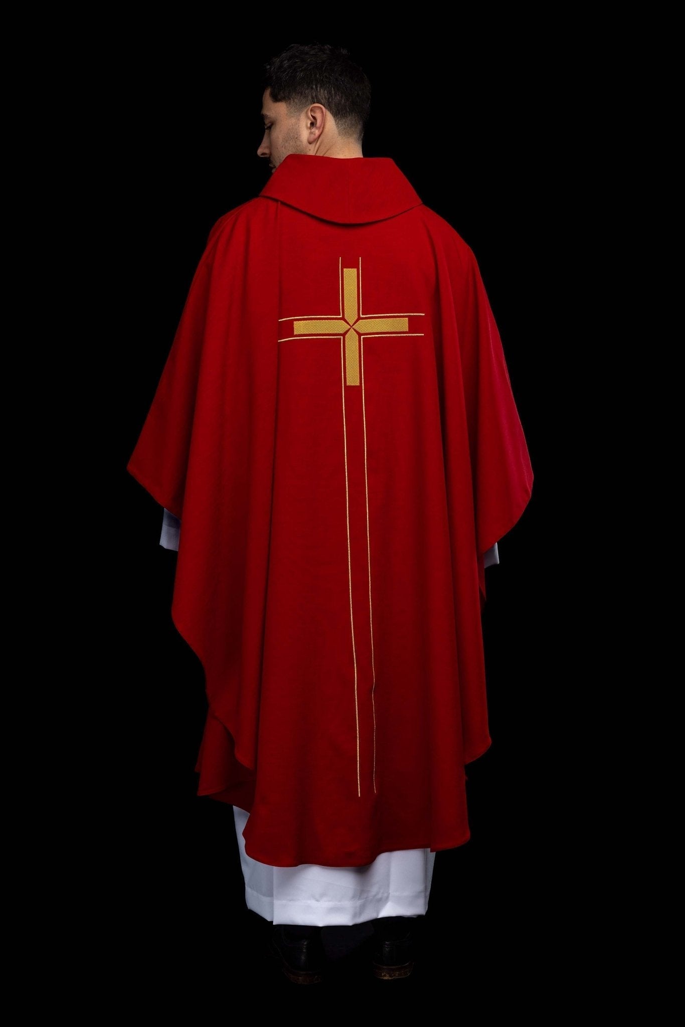 Czerwony ornat z haftowanym motywem krzyża - SZATYLITURGICZNE.PL