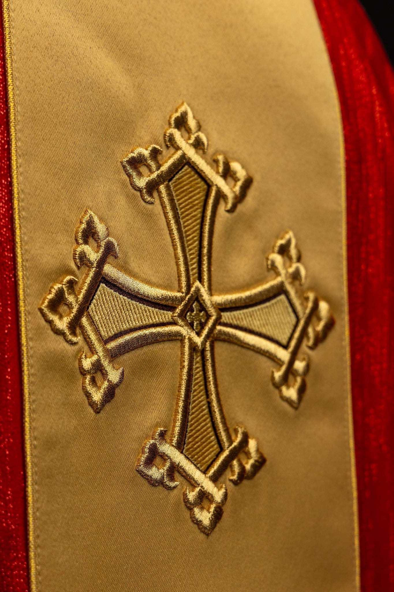 Czerwony ornat z haftowanym motywem krzyża z pasem na ozdobnej tkaninie - SZATYLITURGICZNE.PL