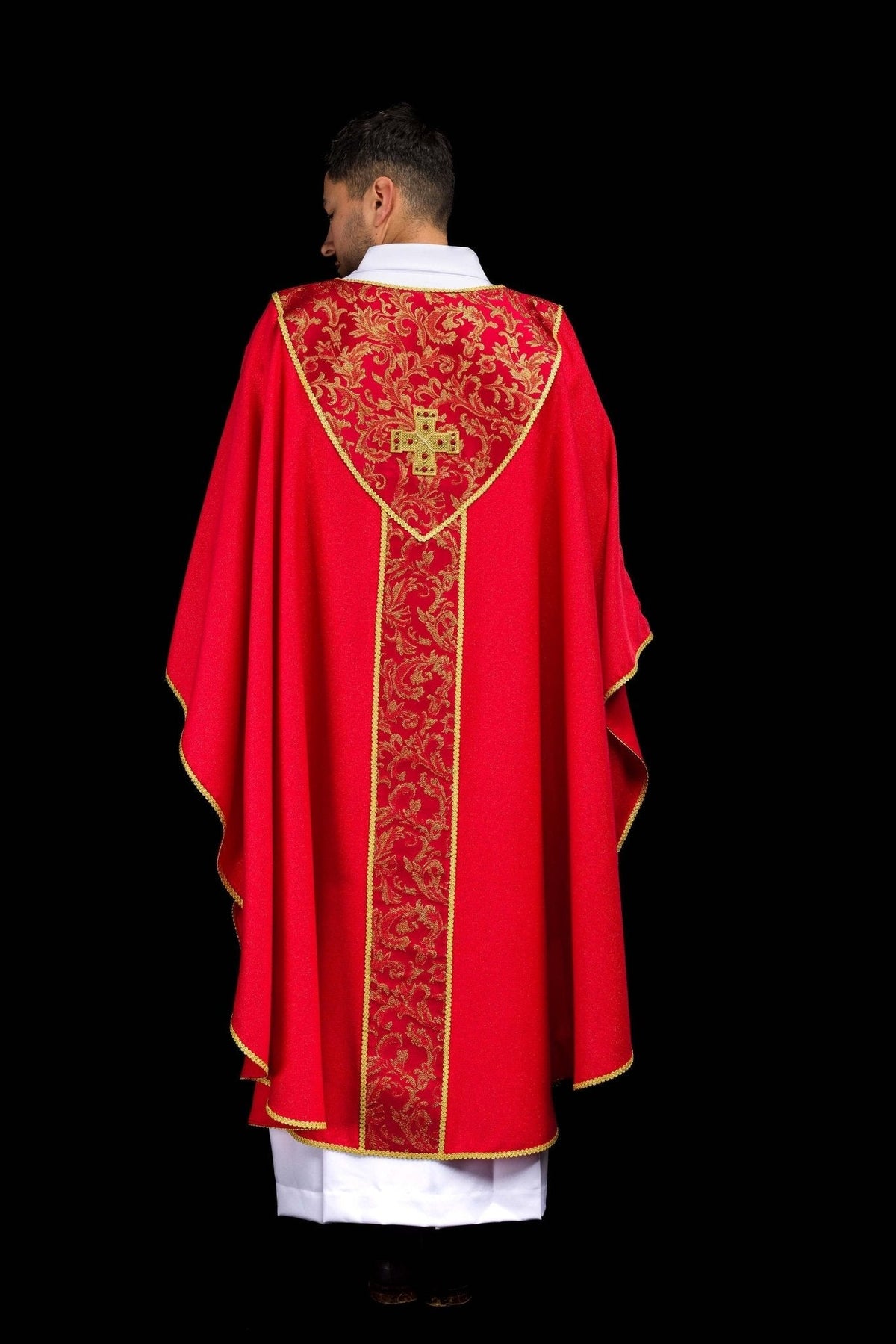 Czerwony ornat z krzyżem ozdobiony tkaniną żakardową - SZATYLITURGICZNE.PL