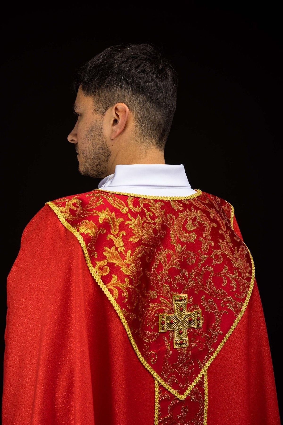 Czerwony ornat z krzyżem ozdobiony tkaniną żakardową - SZATYLITURGICZNE.PL