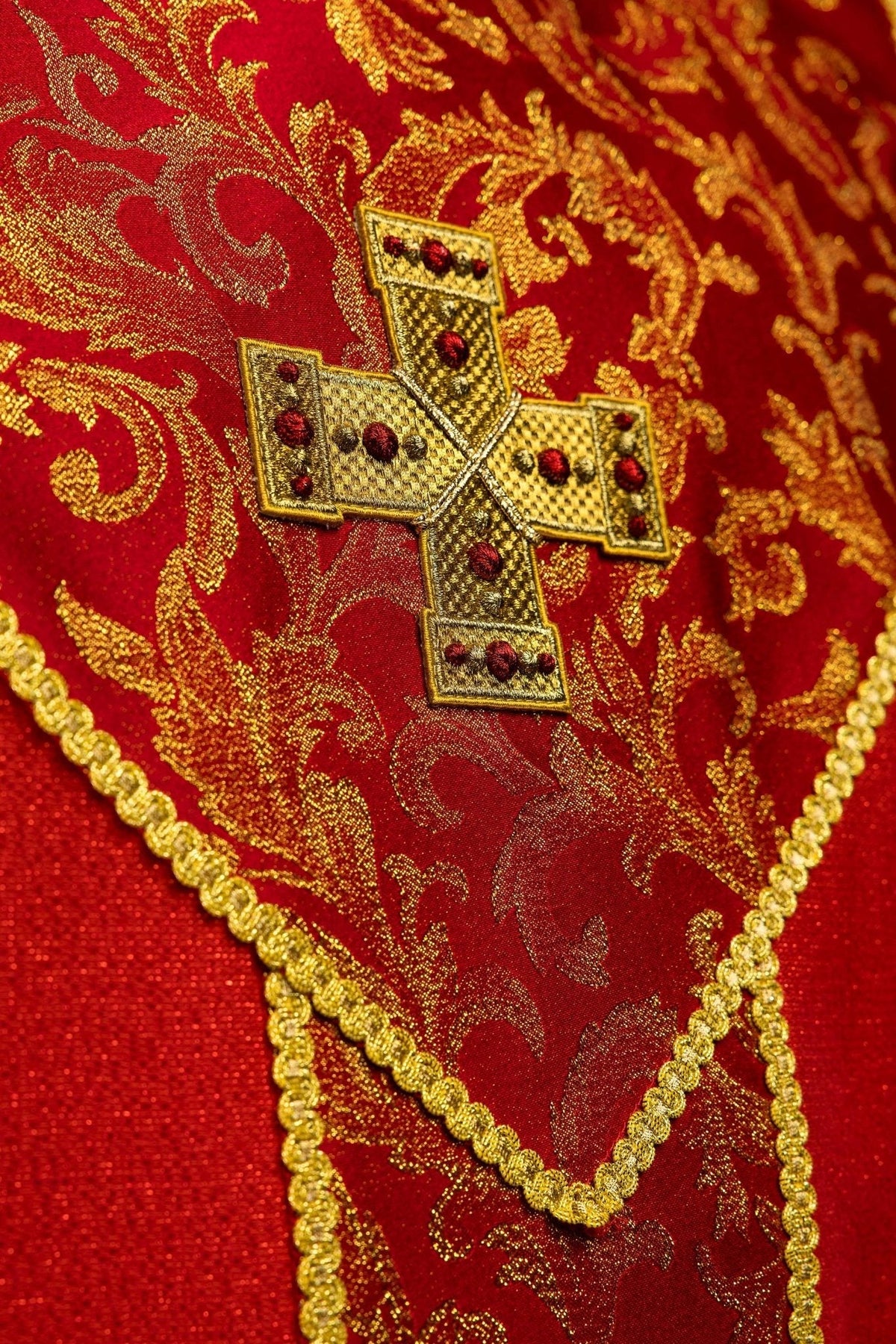 Czerwony ornat z krzyżem ozdobiony tkaniną żakardową - SZATYLITURGICZNE.PL